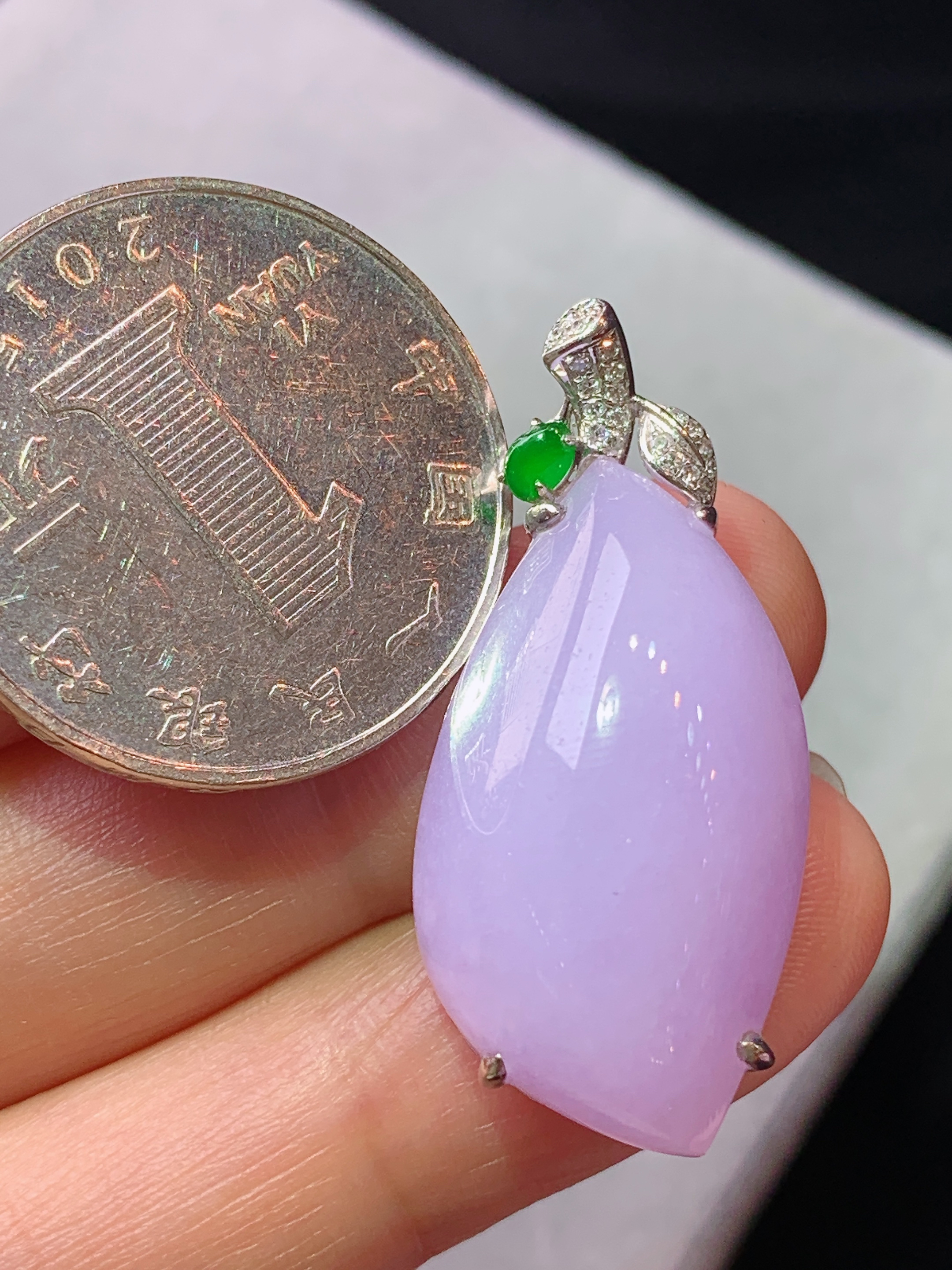 18k金钻镶嵌紫罗兰随形吊坠 玉质细腻 色泽艳丽清新 水润亮眼 整体尺寸34*15.5*10.5b1