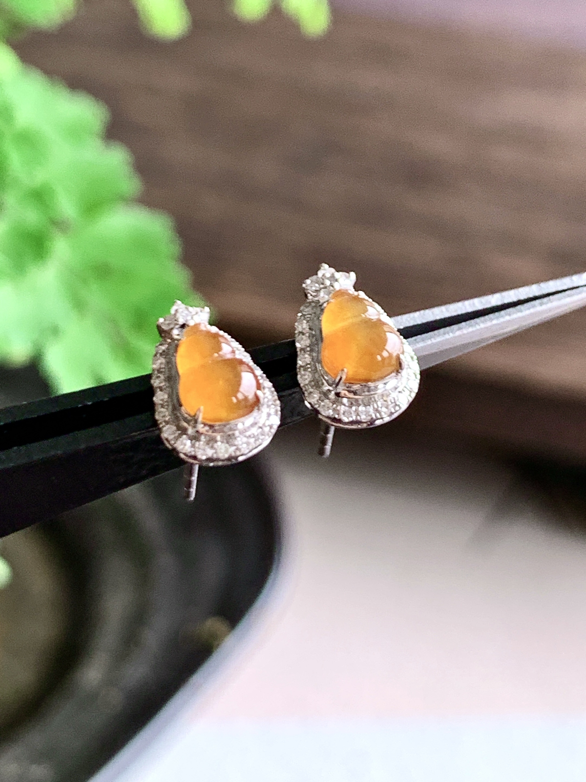 【镶嵌】️冰黄翡葫芦耳钉
【说明】缅料  18k金镶嵌 性价比高  
【整体】9.4-6.5-4.5..