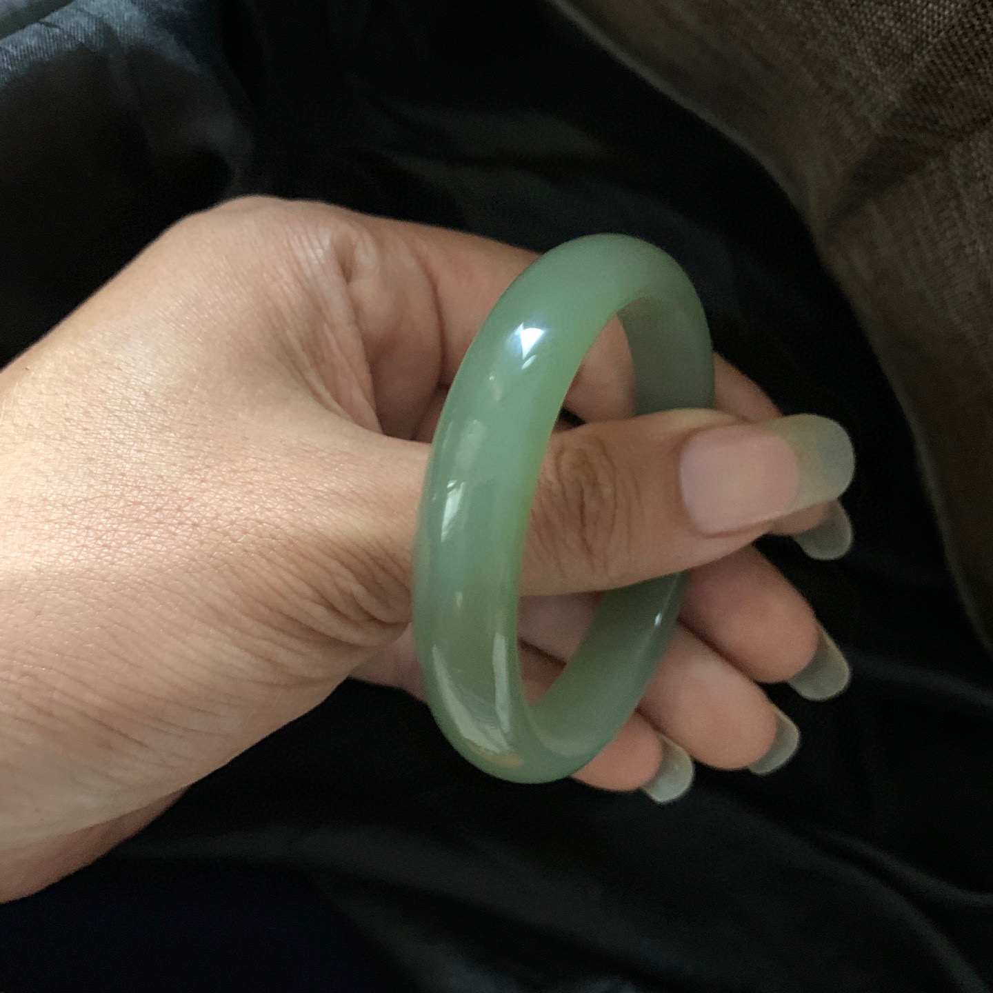 51.8圈口和田玉湖水绿手镯，和田玉51.8圈口手镯，镯型古朴典雅。在诗情画意的雨巷相遇，你是我腕间