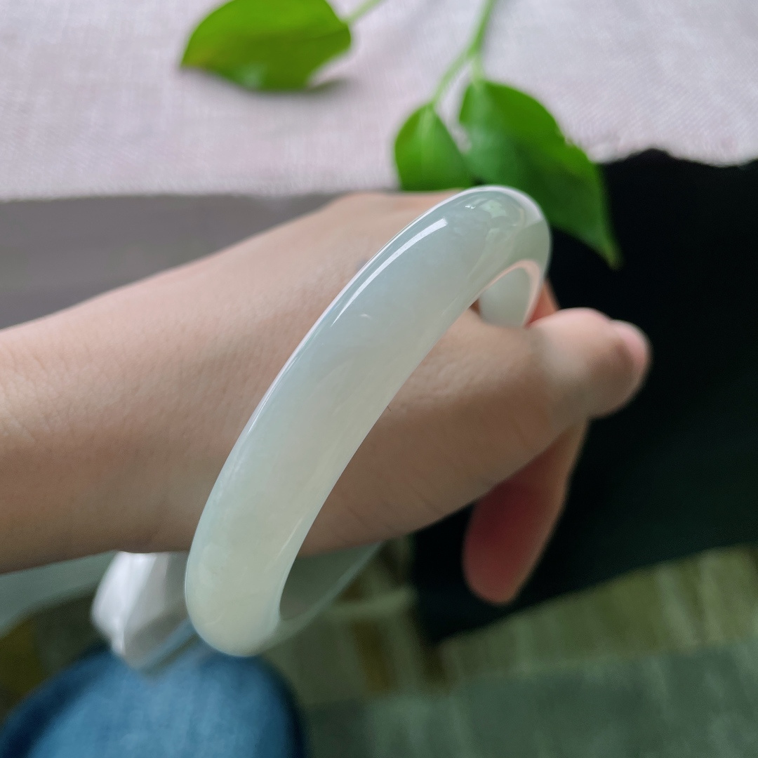 60/11.8/8.6，淡绿色底正圈，大圈口，种老，水头好，一点皮纹不显，ss50629a