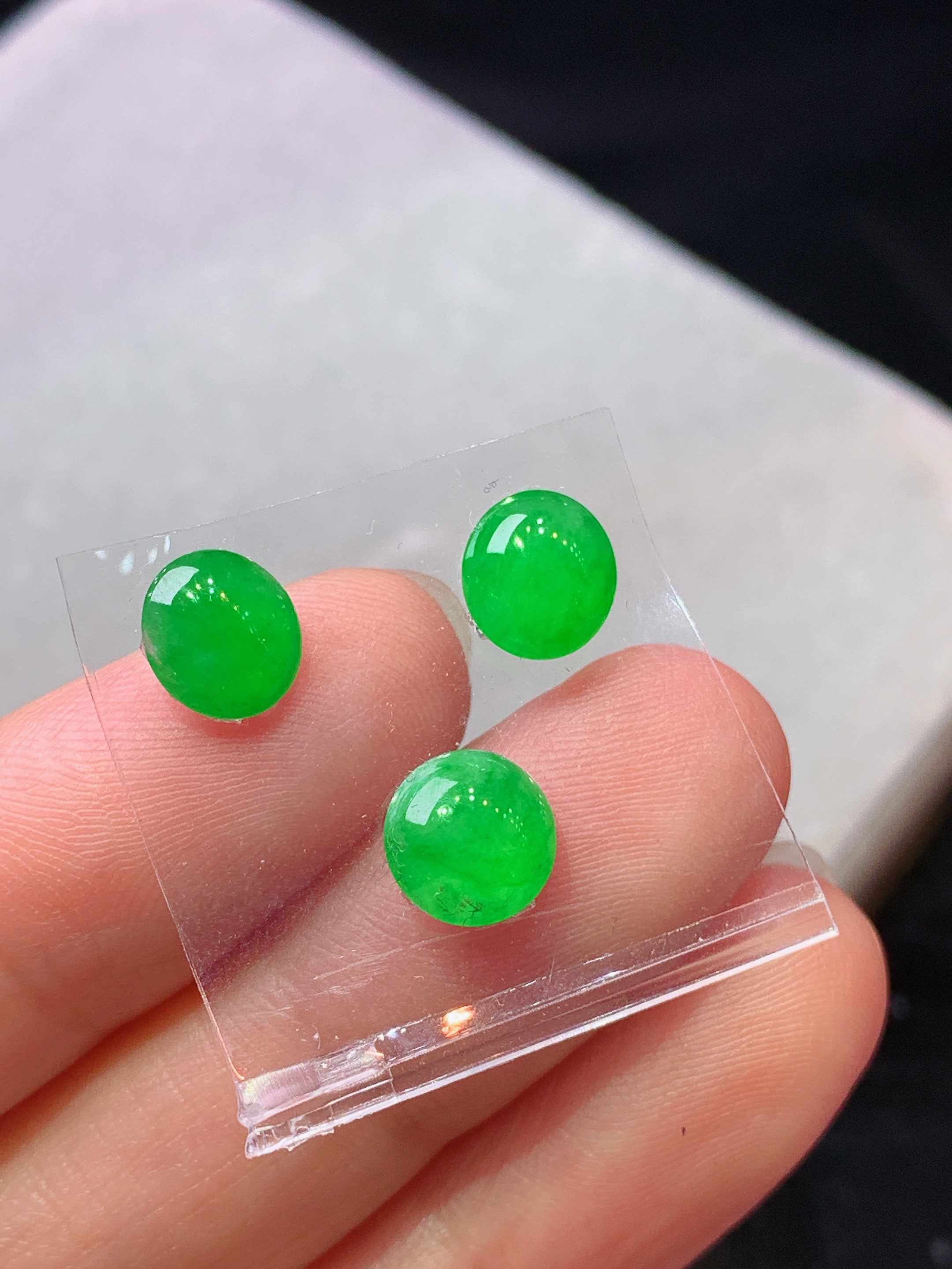 满绿蛋面一手 玉质细腻 色泽艳丽清新 水润亮眼 整体尺寸7.8*3.3j3