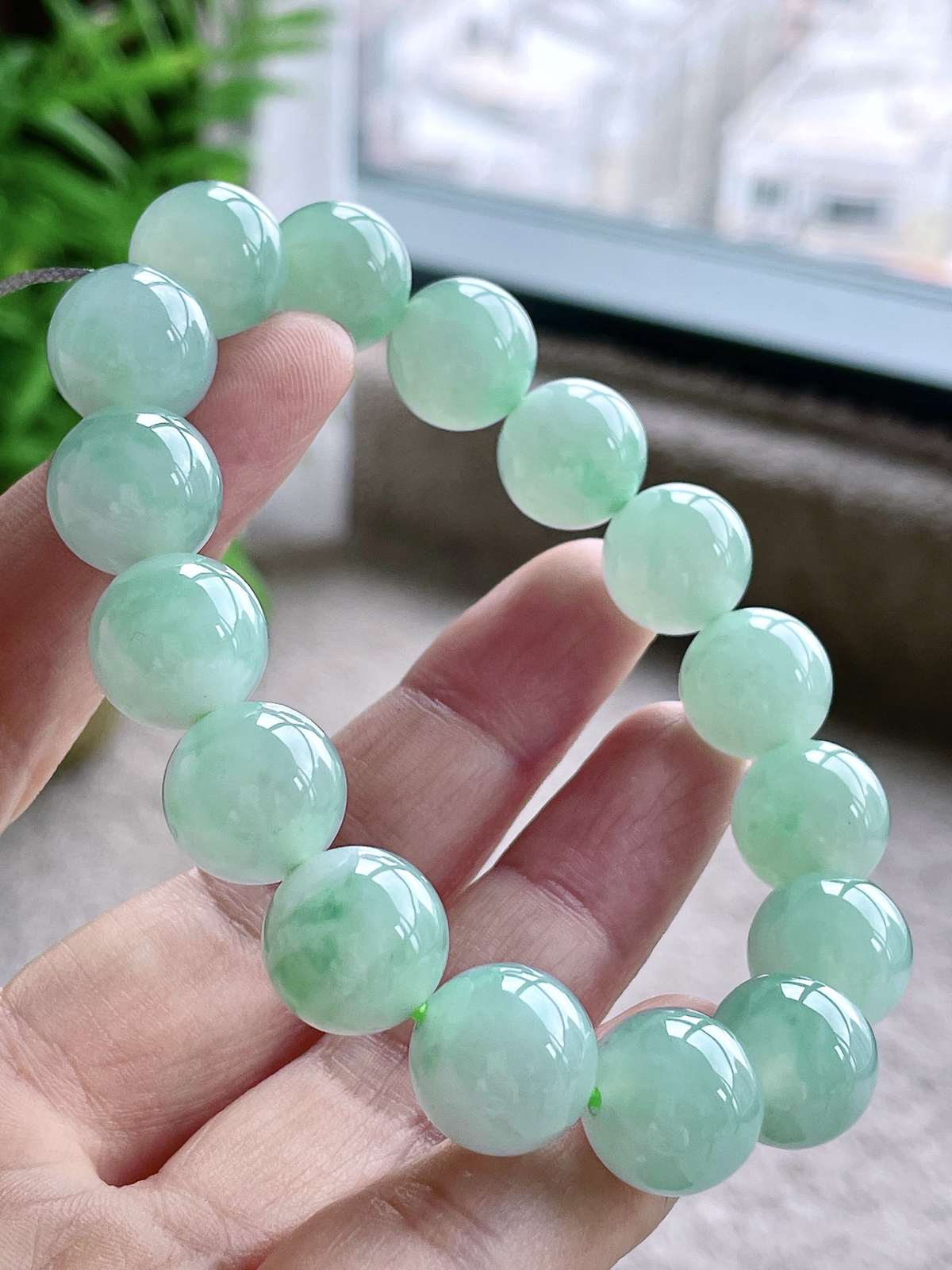 【珠子】冰晴水手串圆珠珠子手串
【说明】缅料 性价比高  
【尺寸】 12.9-12.7mm..