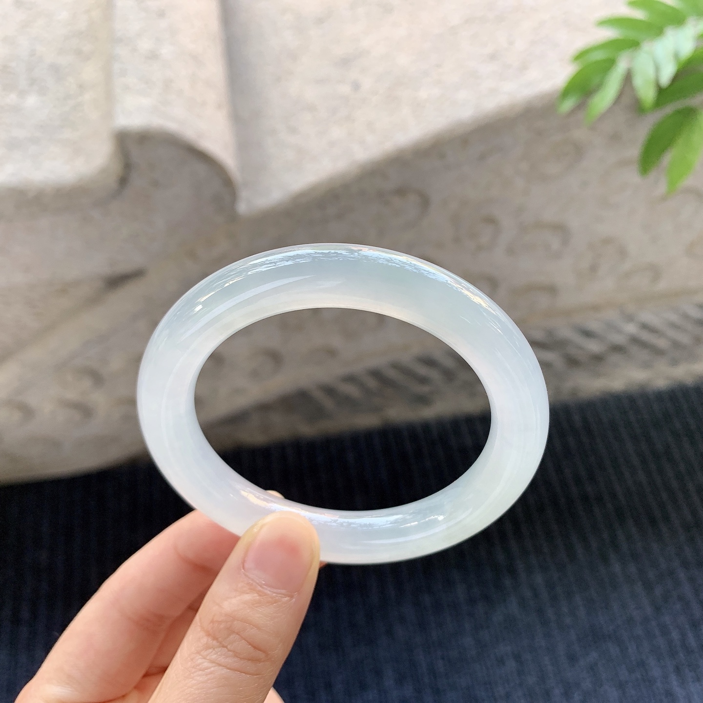 圆条53 54，圈口54.5/10/9.6，编码A1080671，描述：冰糯底色，清透，水润，种老，细腻，打灯有棉根