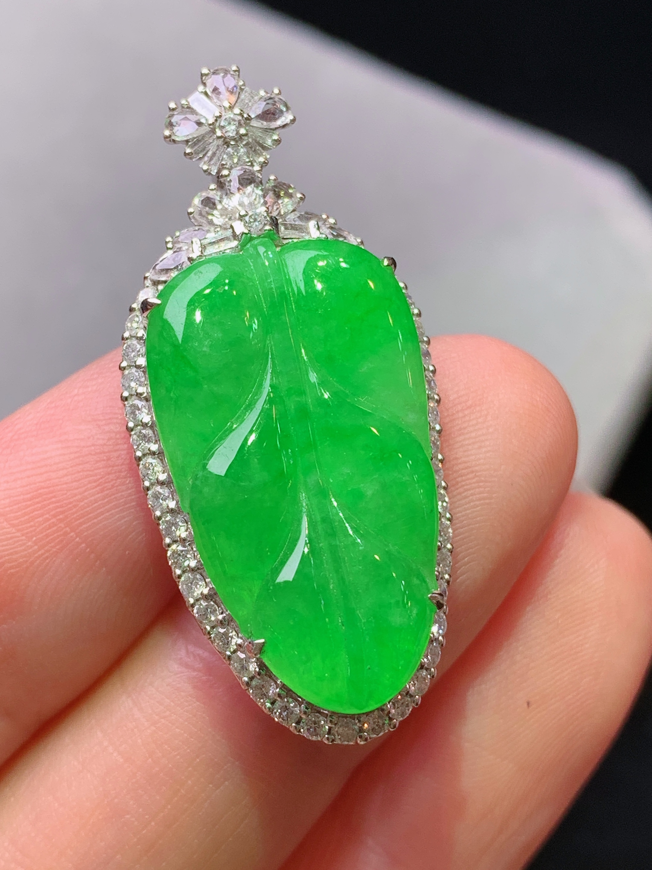 18k金钻镶嵌满绿树叶吊坠 玉质细腻 色泽艳丽清新 水润亮眼 整体尺寸35.2*16.2*8.2j3