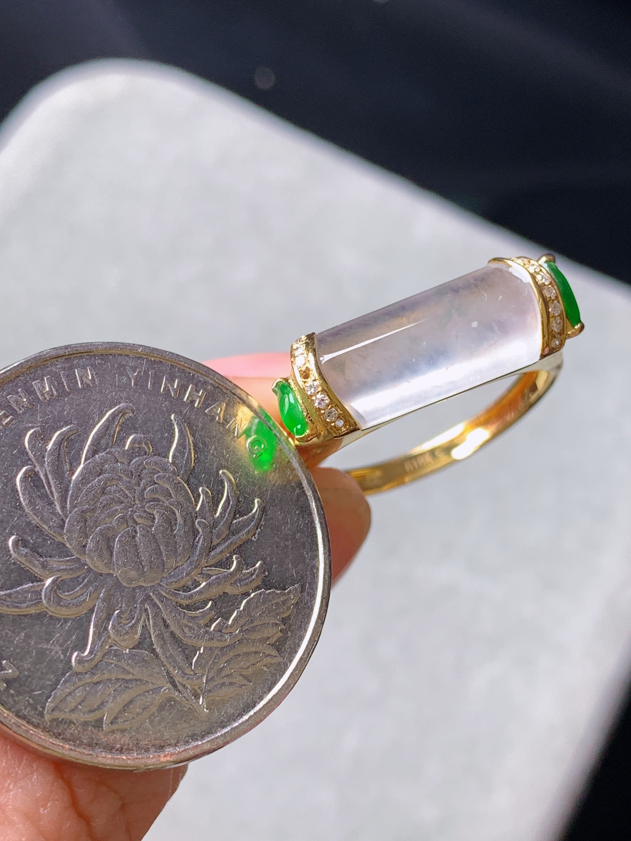 18k金钻镶嵌冰种玉柱 玉质细腻 色泽艳丽清新 水润亮眼 圈口14.5 裸石尺寸6.8*13.8*3.5