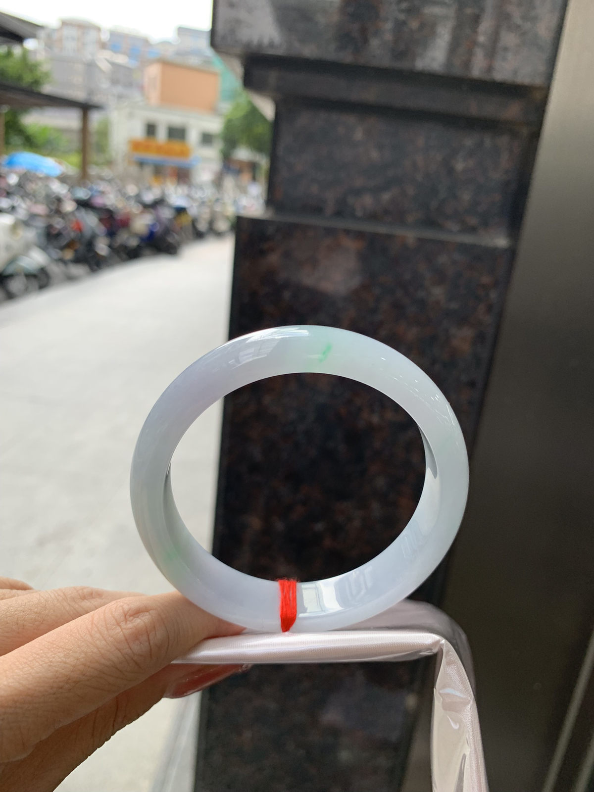 淡春彩正圈59-7.8-13.5淡淡粉底飘绿花，宛如春天的繁华。在岁月的长河流转中绽放着独特的魅力，气质温婉而迷人。