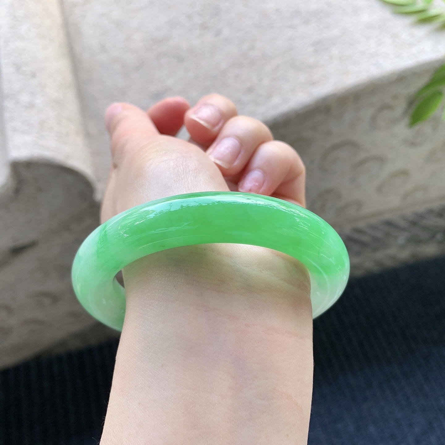 圆条55 56【圈口】56.3/12.4/11.7【编码】A1031021【描述】辣阳绿，水润，种老，细腻，打灯有絮线