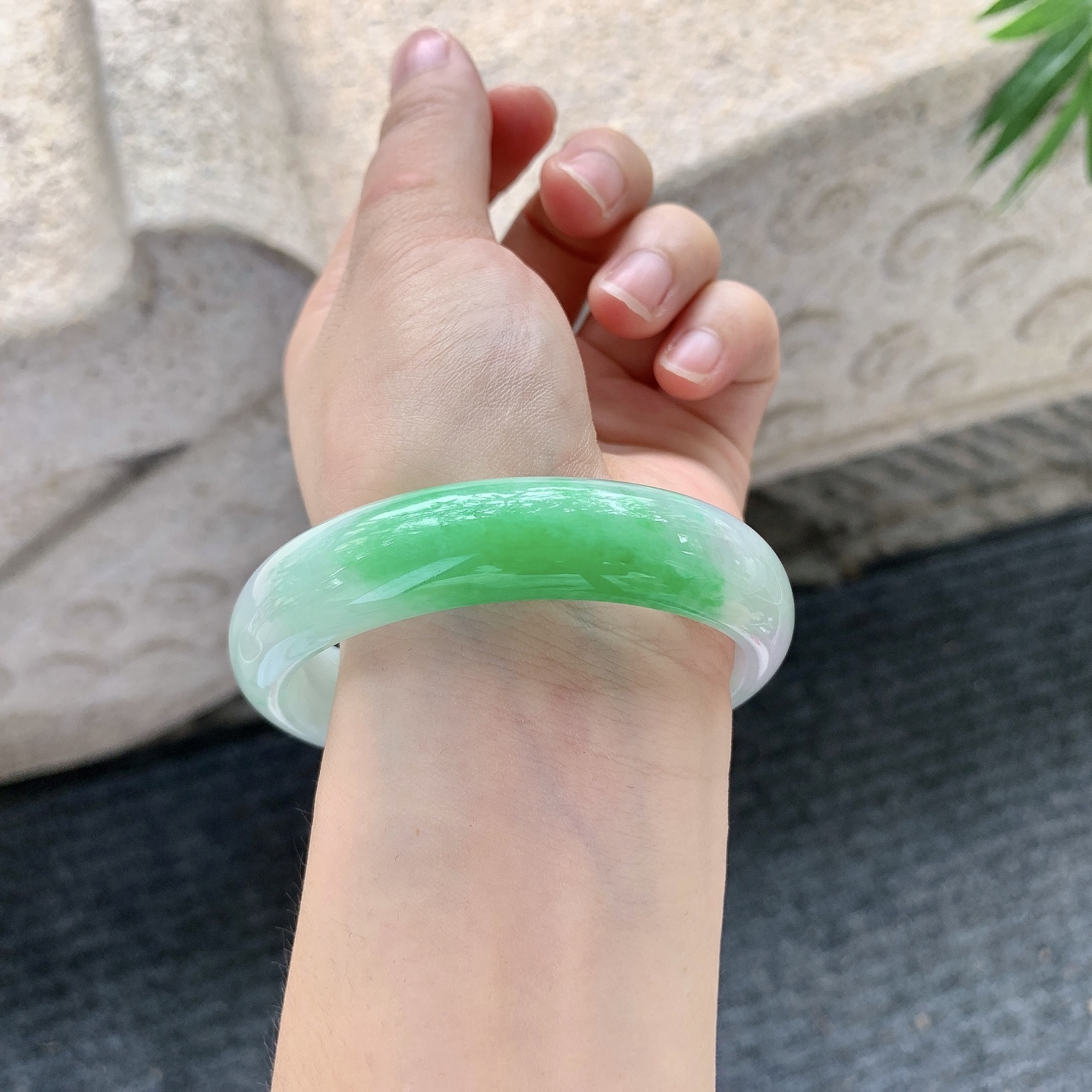 正圈56 57【圈口】56.7/14.1/7.7【编码】Q5011492【描述】糯冰带一抹阳绿，水润，种老，细腻，打灯有絮线