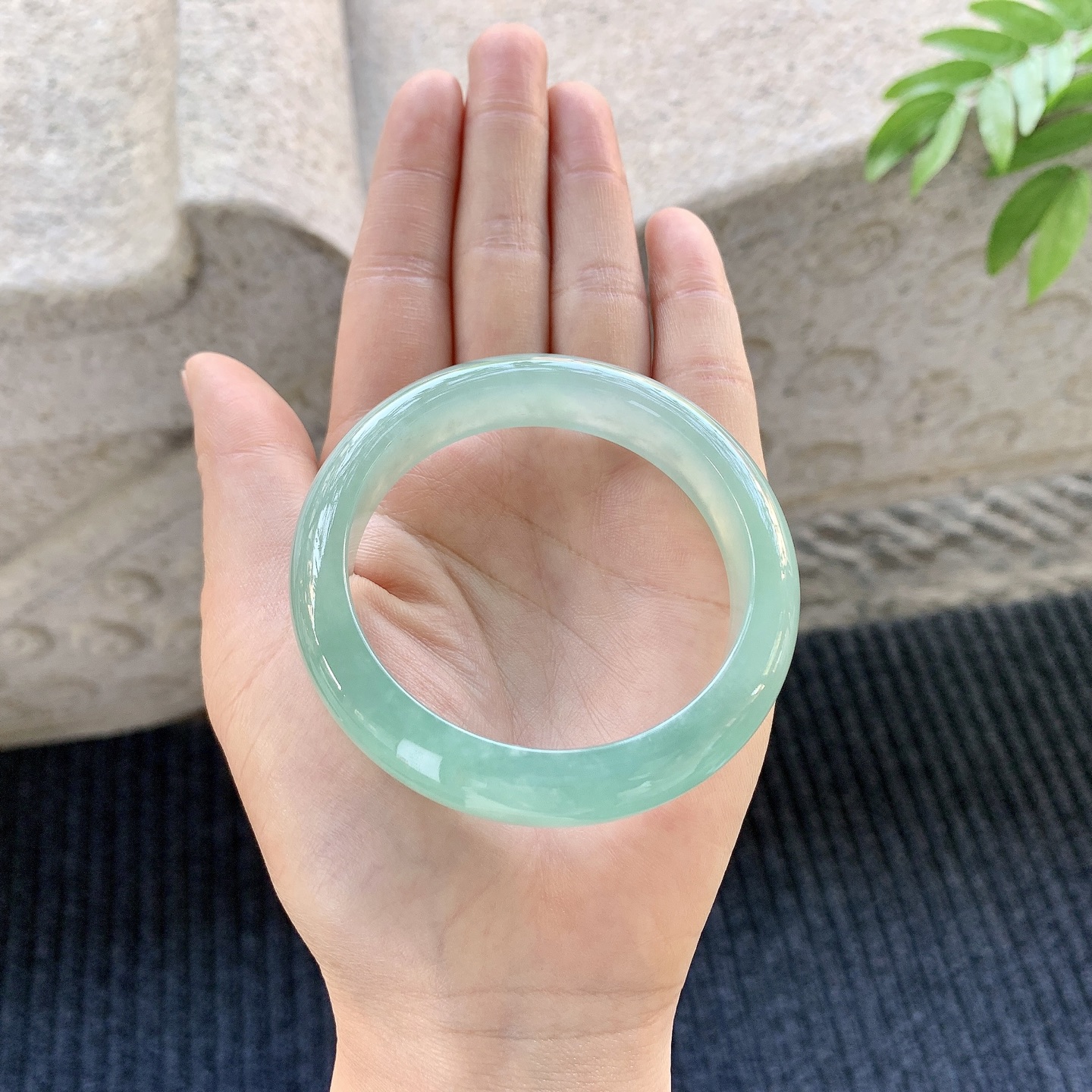 正圈53 54 【圈口】53.4/12.3/8.1 【编码】YT032763 【描述】糯冰晴绿，水润，种老，细腻，打灯有絮线