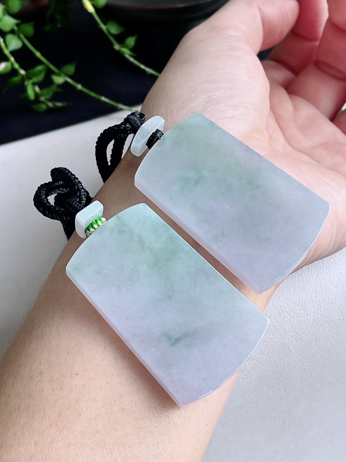 【裸石】冰飘花无事牌吊坠一对
【说明】缅料 性价比高  
【尺寸】左49.5-30.5-5.7右49.8-30.8-5.4..