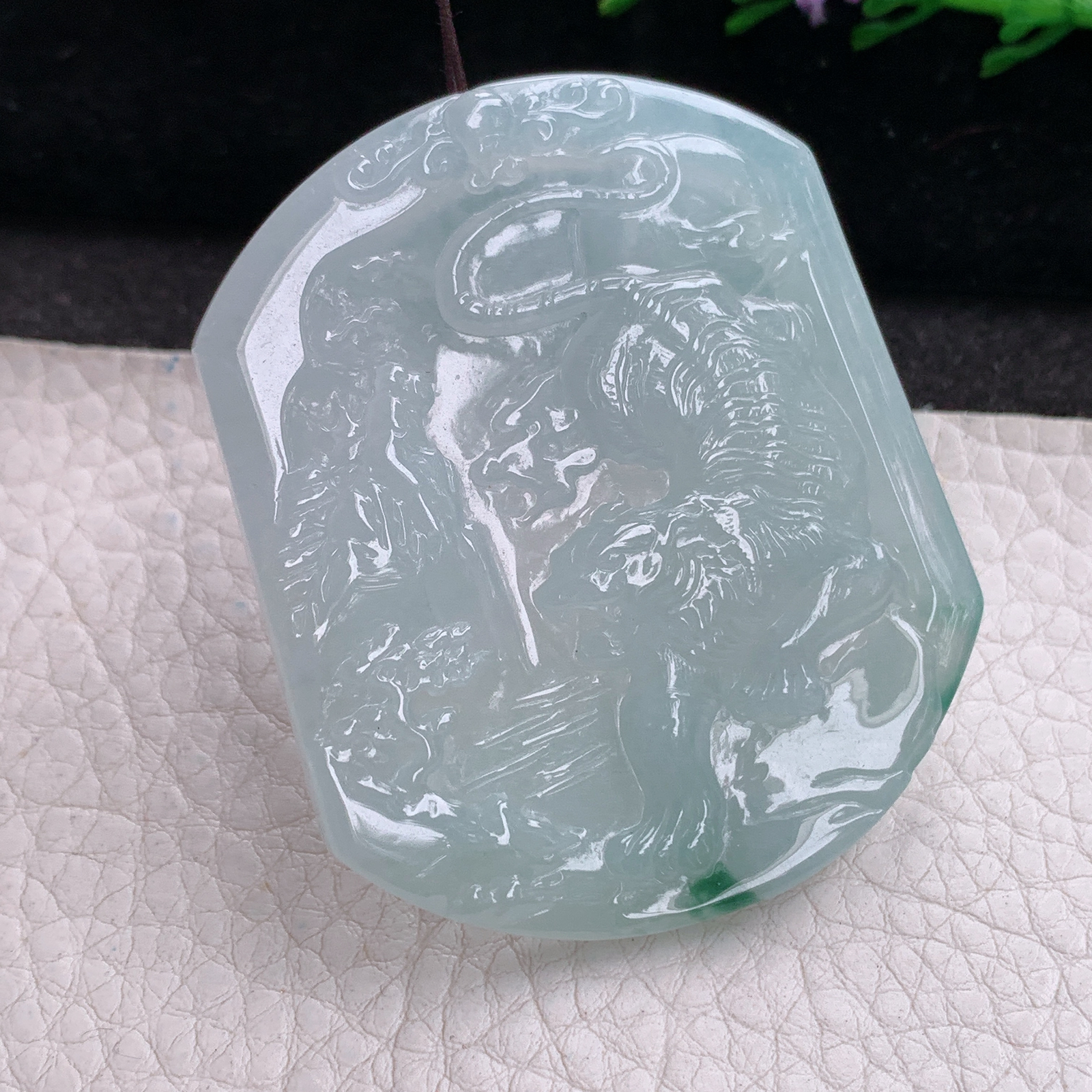 ktj实拍55*46.8*5天然缅甸翡翠精雕冰润下山虎 生肖虎玉吊坠 玉挂件