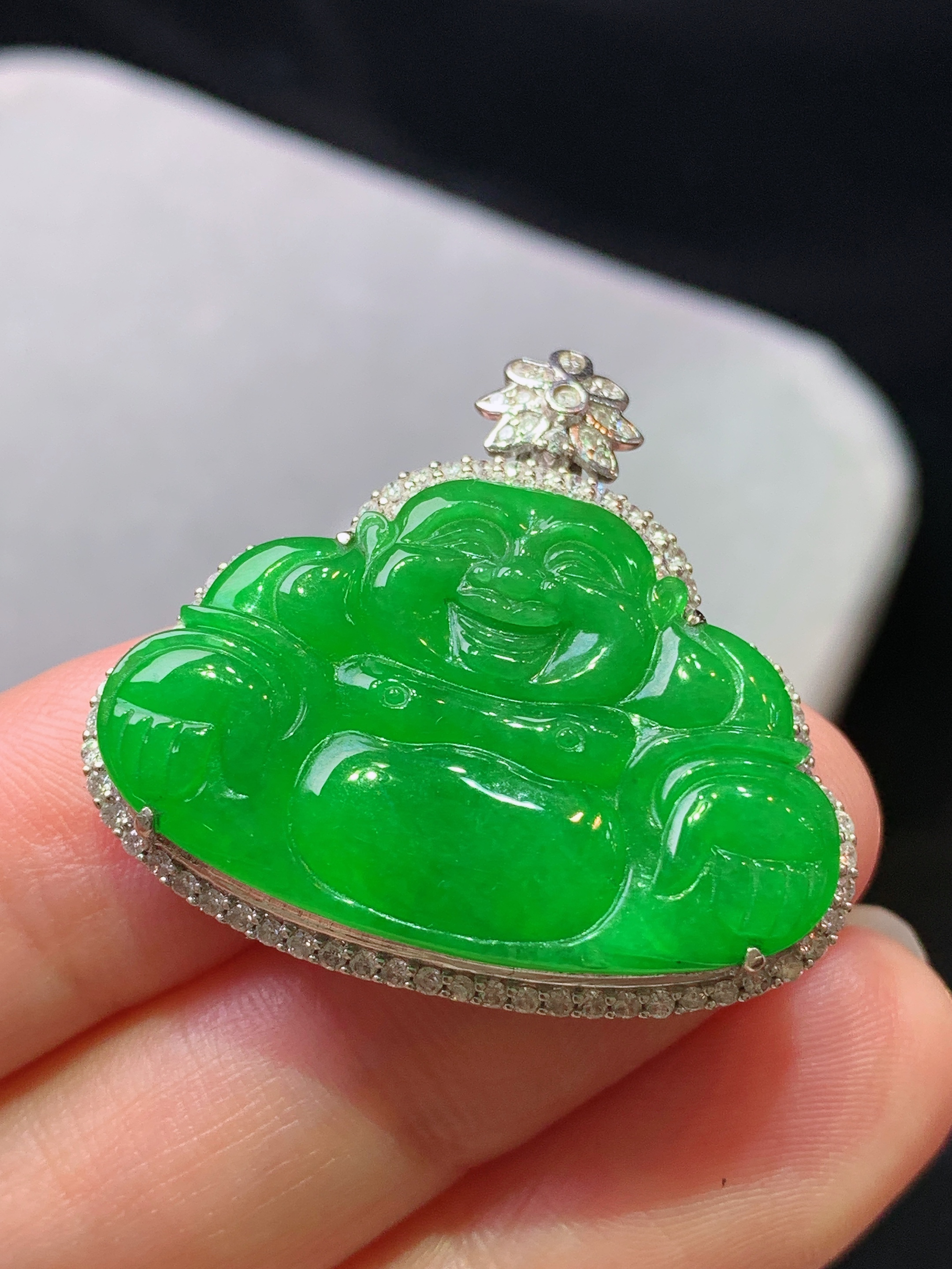18k金钻镶嵌满绿佛公吊坠 玉质细腻 色泽艳丽清新 水润亮眼 整体尺寸29.2*31.3*7.2j3