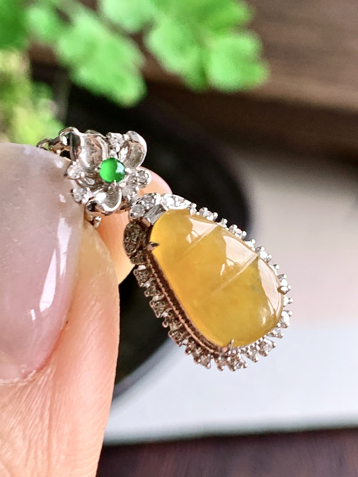 【镶嵌】️冰黄翡豆子福豆吊坠  
【说明】缅料  18k金镶嵌 性价比高  
【整体】22.3-10.3-7.3..