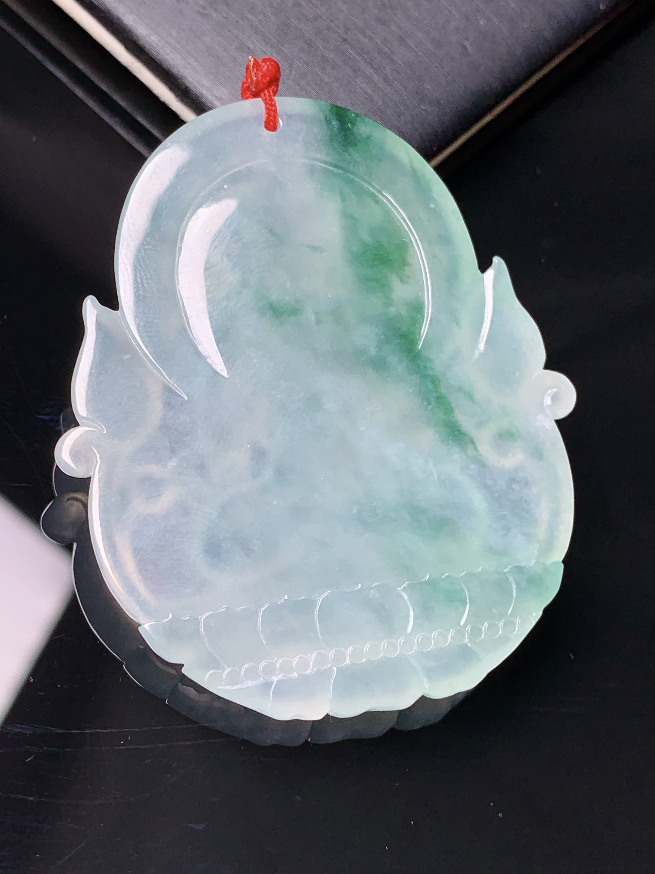飘绿观音菩萨吊坠 玉质细腻 色泽艳丽清新 水润亮眼 整体尺寸50*41.5*5.3b2