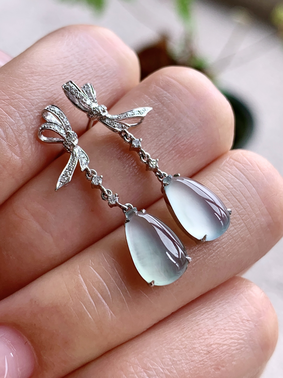 【镶嵌】🫧高冰福瓜耳坠
【说明】缅料 18k金镶嵌 性价比高  
【整体】29-6.7-4.3..