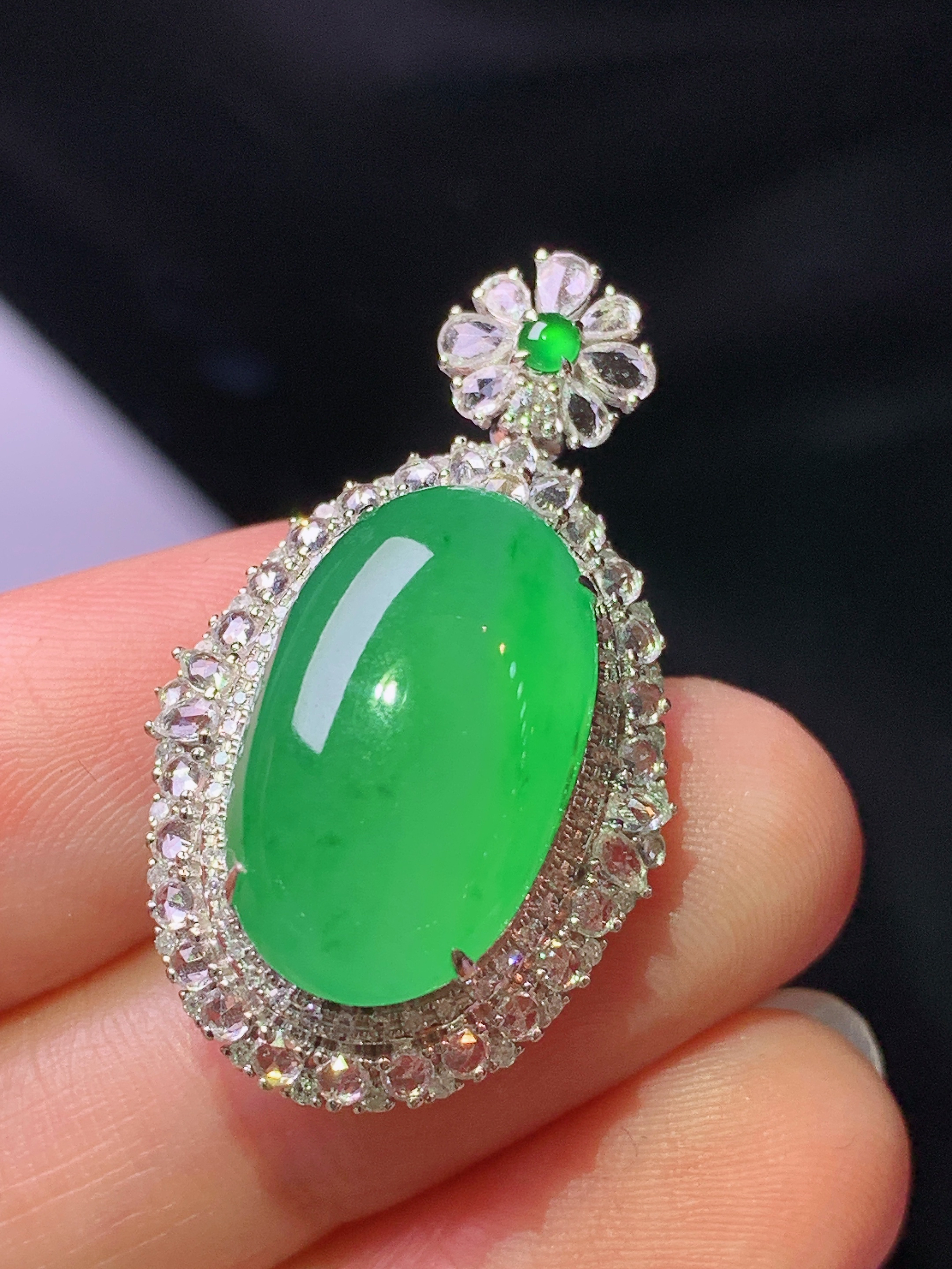 18k金钻镶嵌满绿蛋面吊坠 玉质细腻 色泽艳丽清新 水润亮眼 整体尺寸32*18.5*12c5