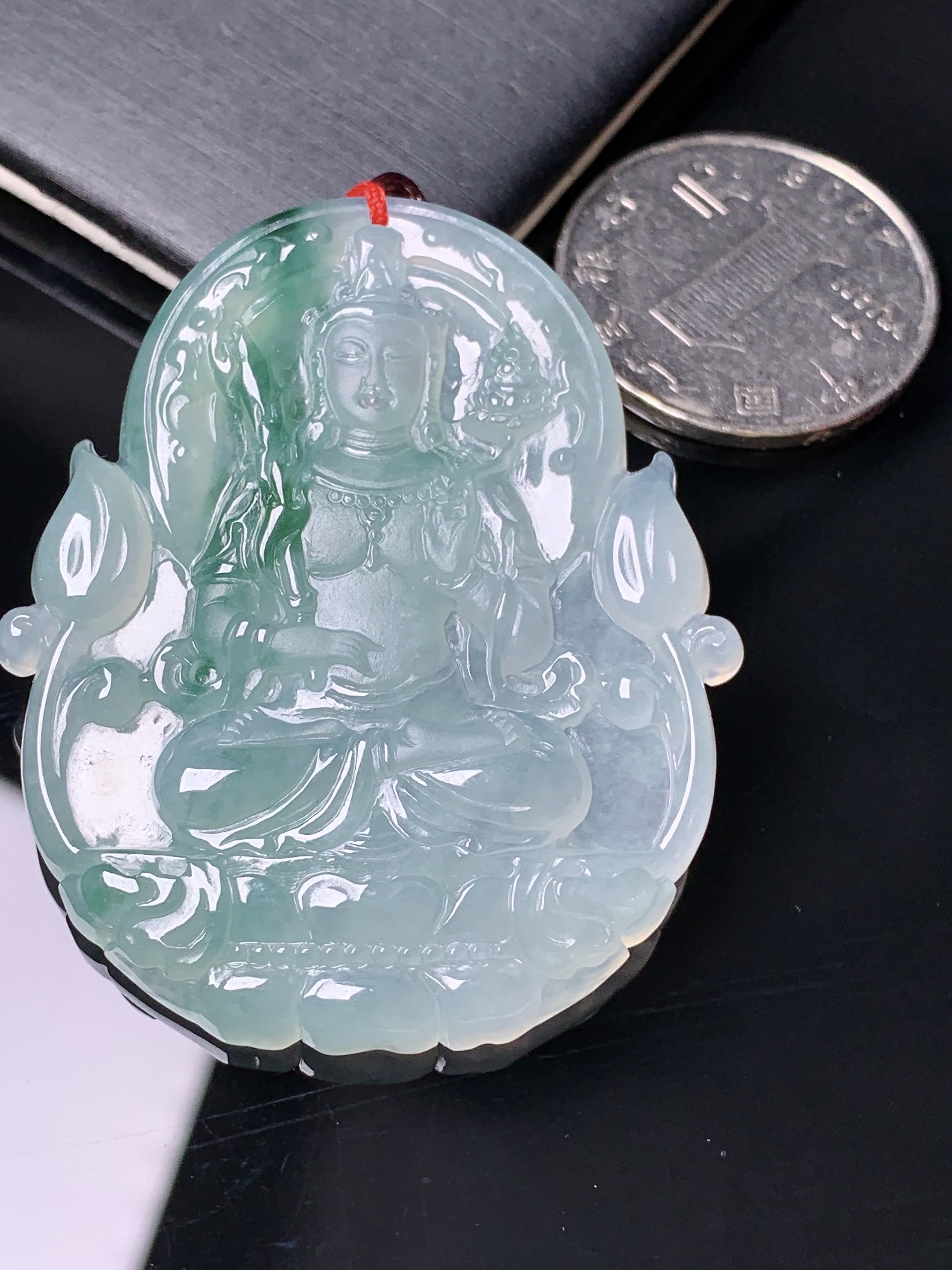 飘绿观音菩萨吊坠 玉质细腻 色泽艳丽清新 水润亮眼 整体尺寸50*41.5*5.3b2