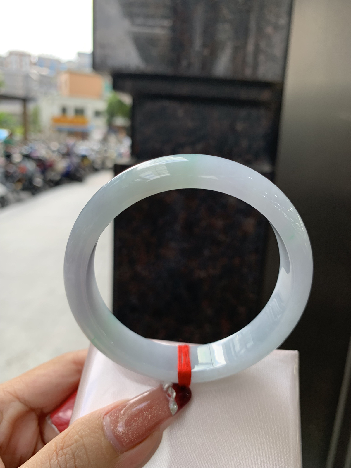 淡春彩正圈59-7.8-13.5淡淡粉底飘绿花，宛如春天的繁华。在岁月的长河流转中绽放着独特的魅力，气质温婉而迷人。