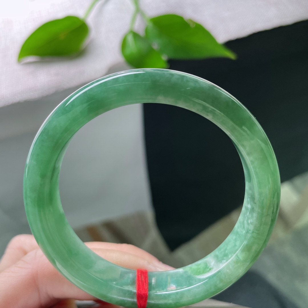 54.9/12/8.2绿色正圈，水润细腻，腕间有玉，岁月从容。有纹，ss50598a