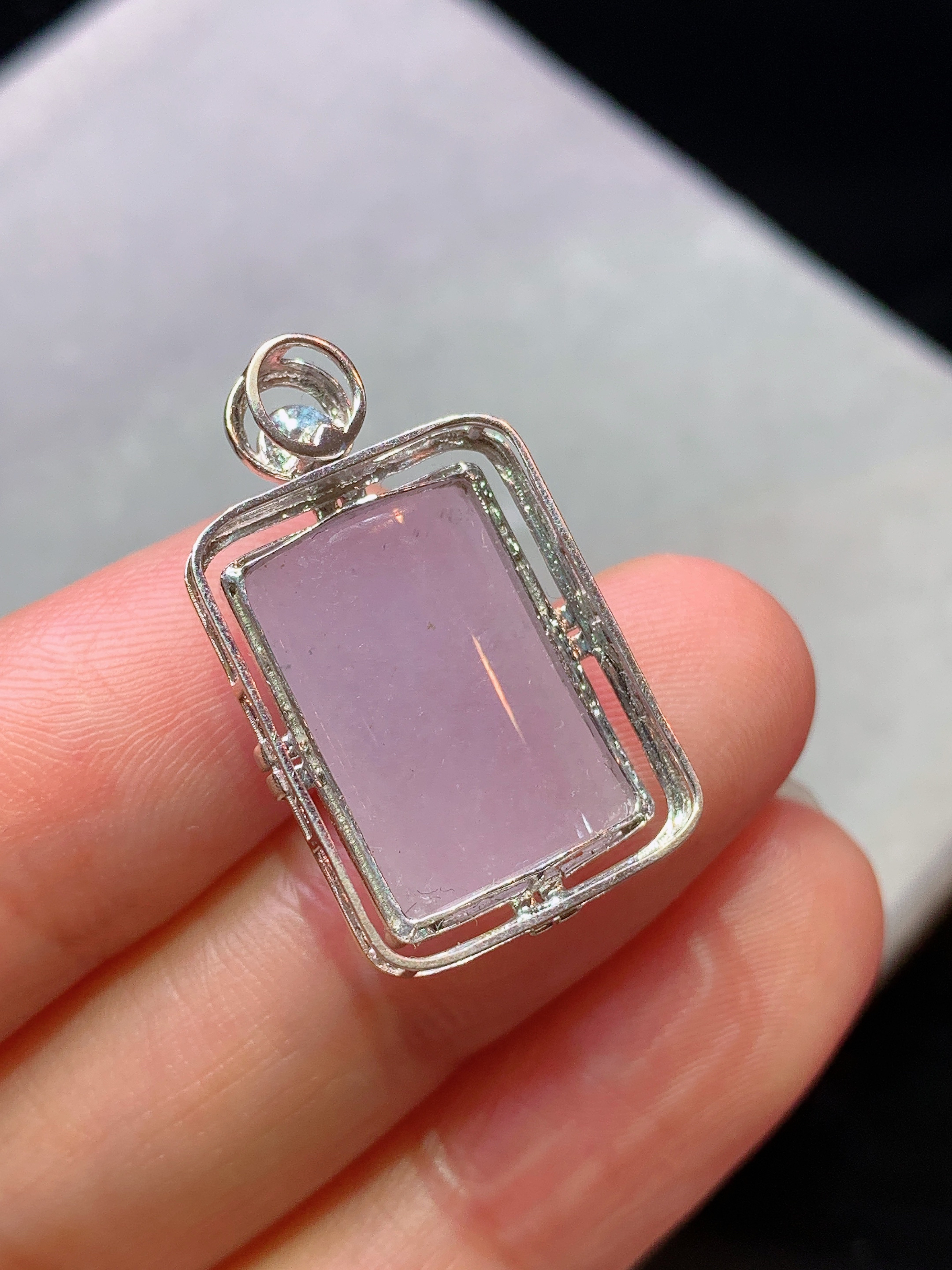 18k金钻镶嵌冰种粉紫罗兰玉柱吊坠 玉质细腻 色泽艳丽清新 水润亮眼 整体尺寸25.5*15.2*8x5