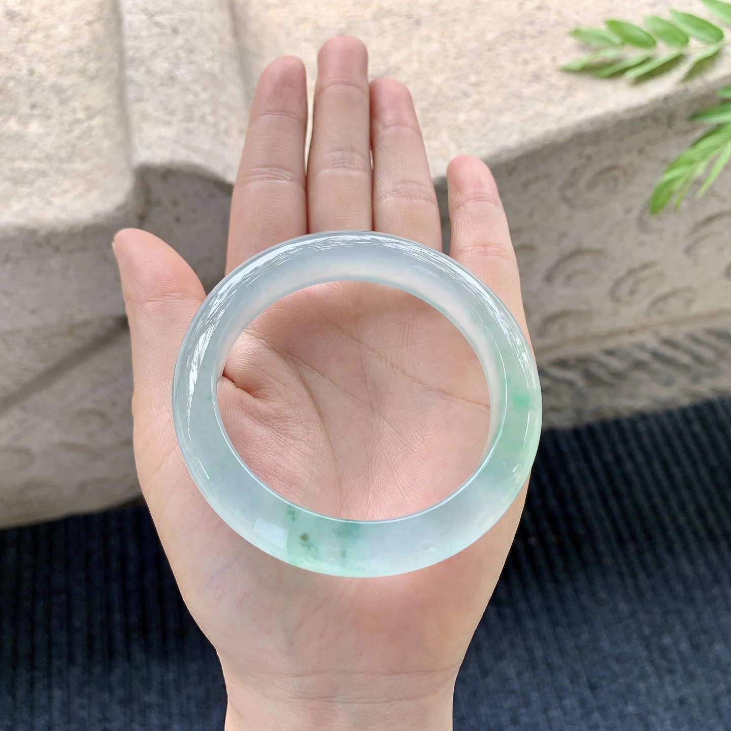 正圈54 55【圈口】55.4/11.7/8.8【编码】HT012220【描述】冰种飘绿，清透，水润