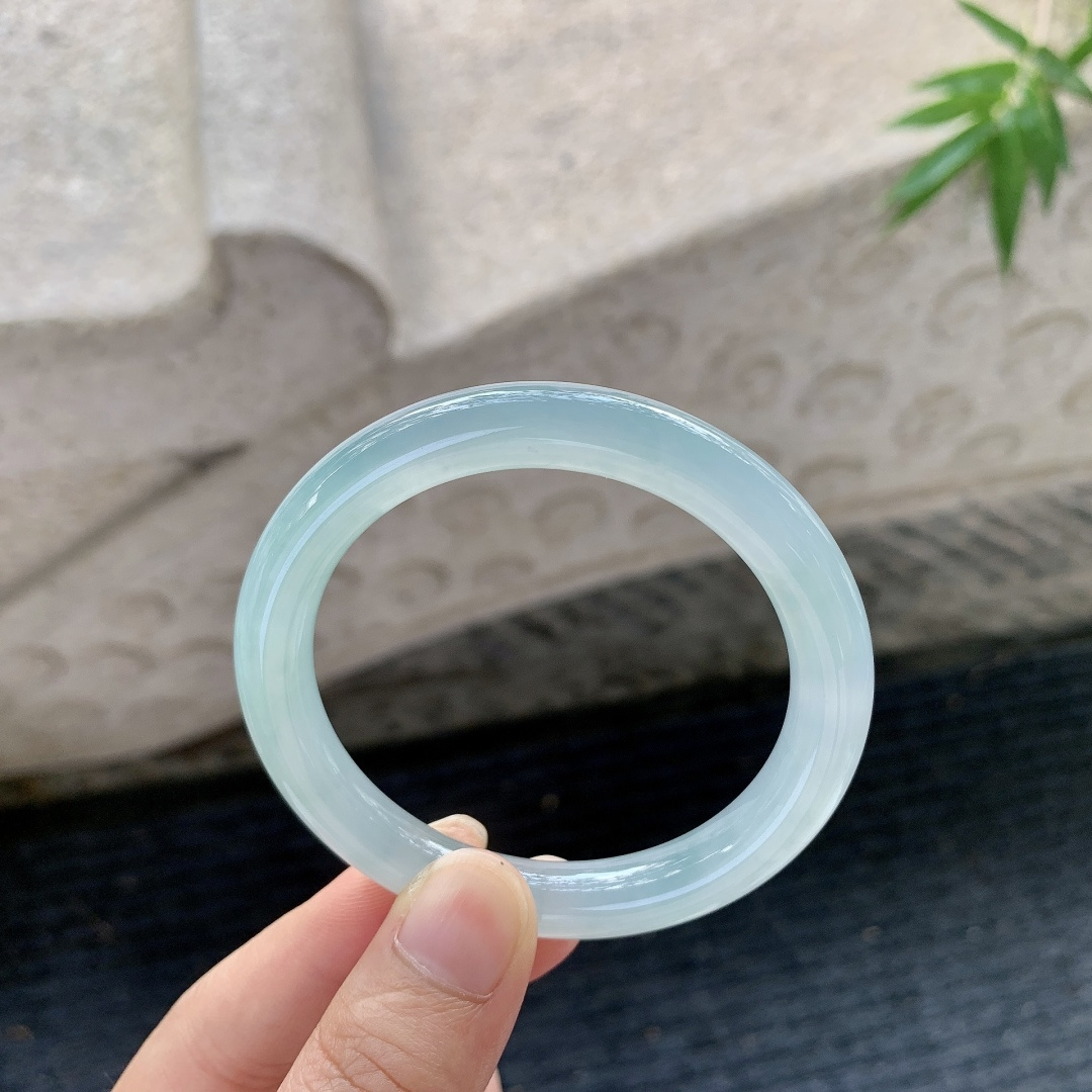 圆条50 51【圈口】51.2/8.6/8.2【编码】FL101429【描述】冰糯晴蓝，水润，种老，细腻，有纹线