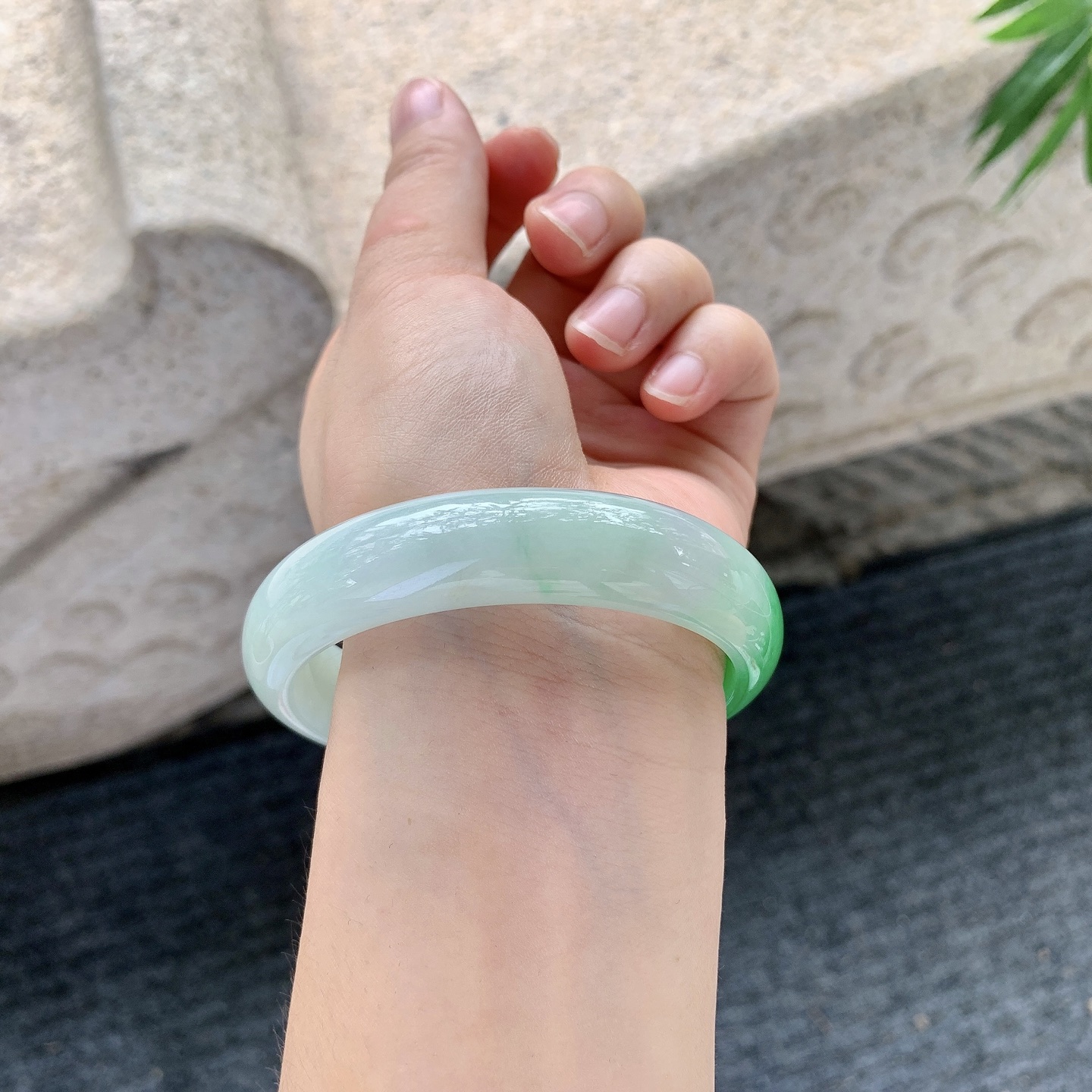 正圈56 57【圈口】56.7/14.1/7.7【编码】Q5011492【描述】糯冰带一抹阳绿，水润，种老，细腻，打灯有絮线