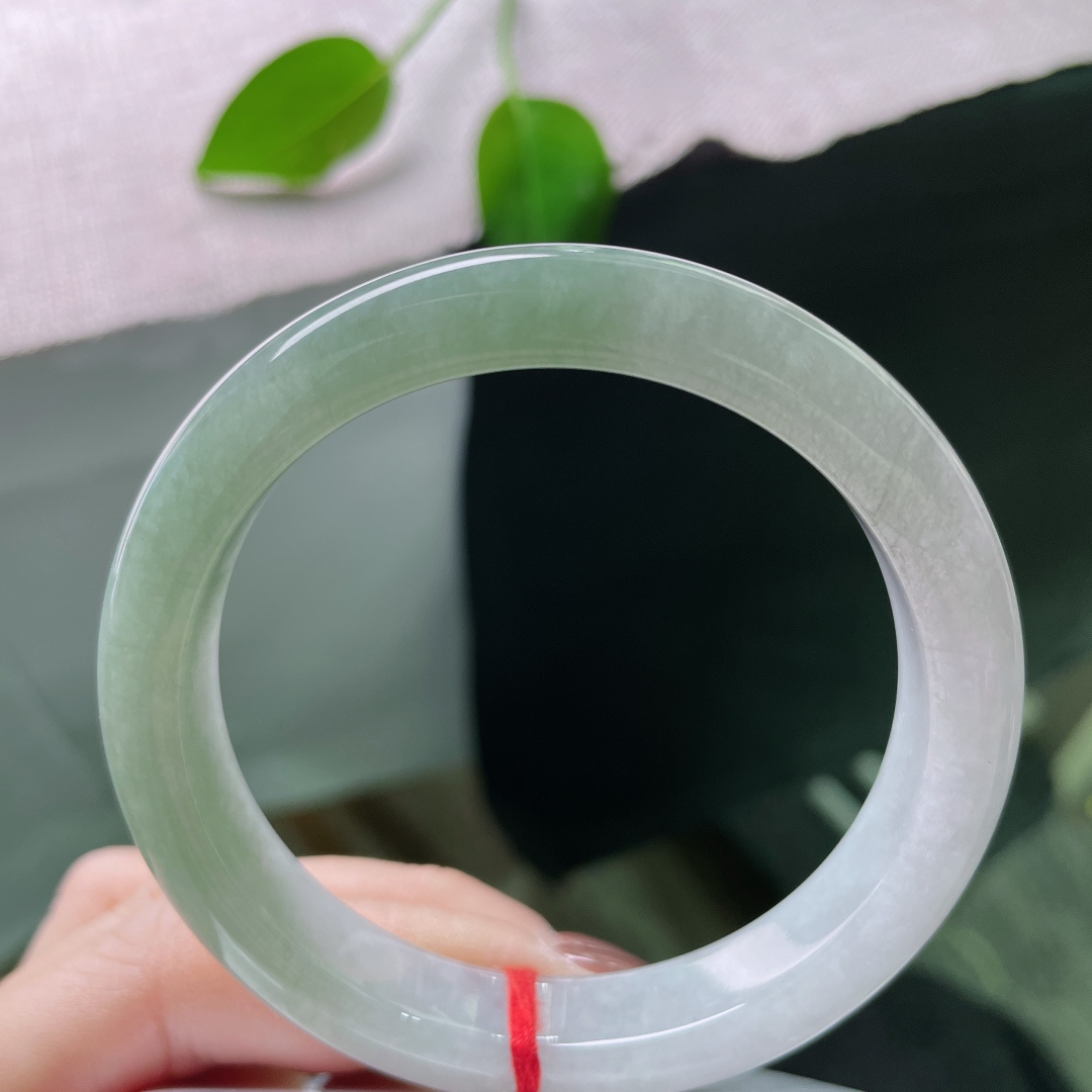 58/12.8/8.2，浅油绿正圈，半山水意境感，种老，细润，腕间春秋，有纹，ss50626a