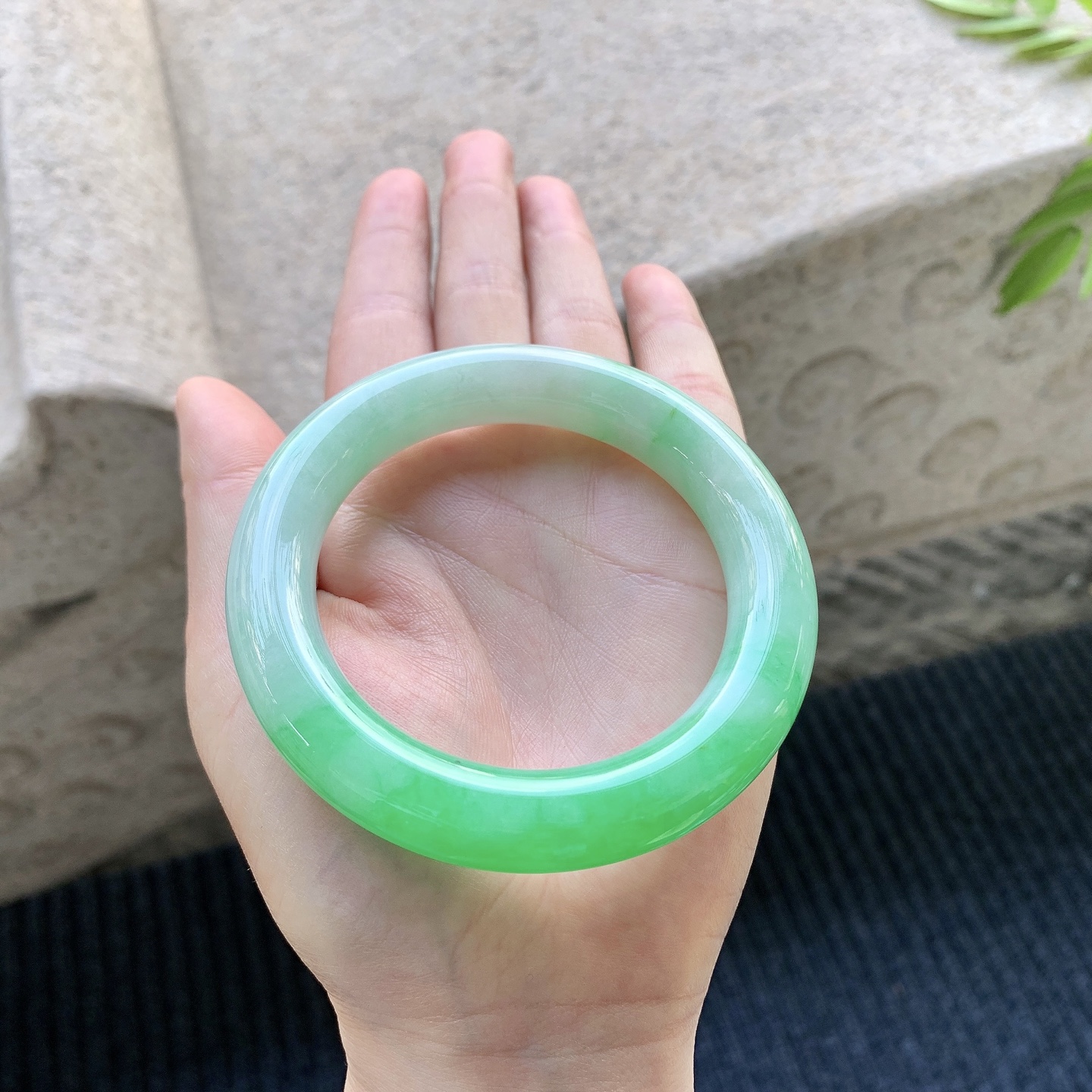 圆条55 56【圈口】56.3/12.4/11.7【编码】A1031021【描述】辣阳绿，水润，种老