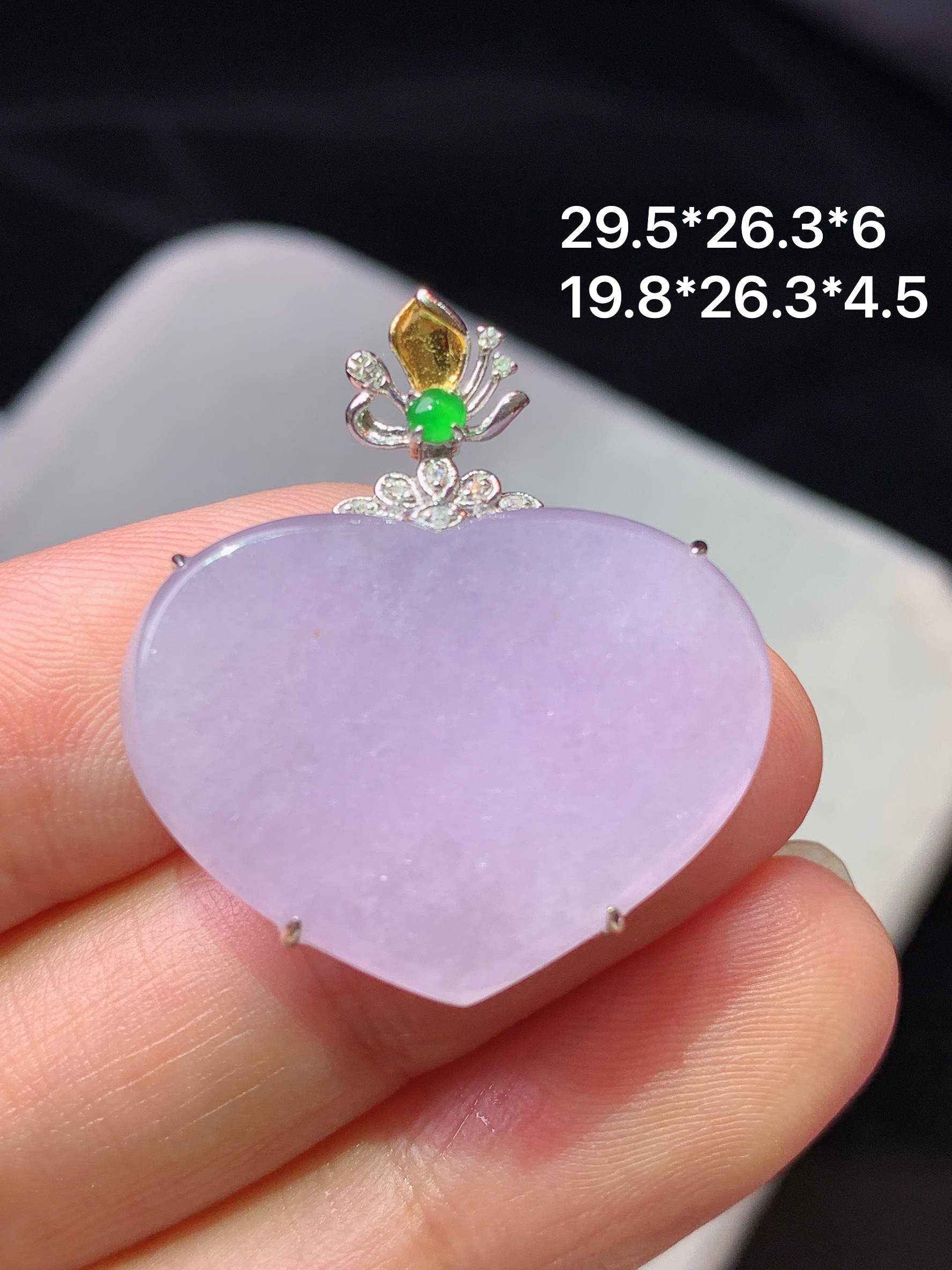 18k金钻镶嵌紫罗兰心形吊坠 玉质细腻 色泽艳丽清新 水润亮眼 整体尺寸29.5*26.3*6x5