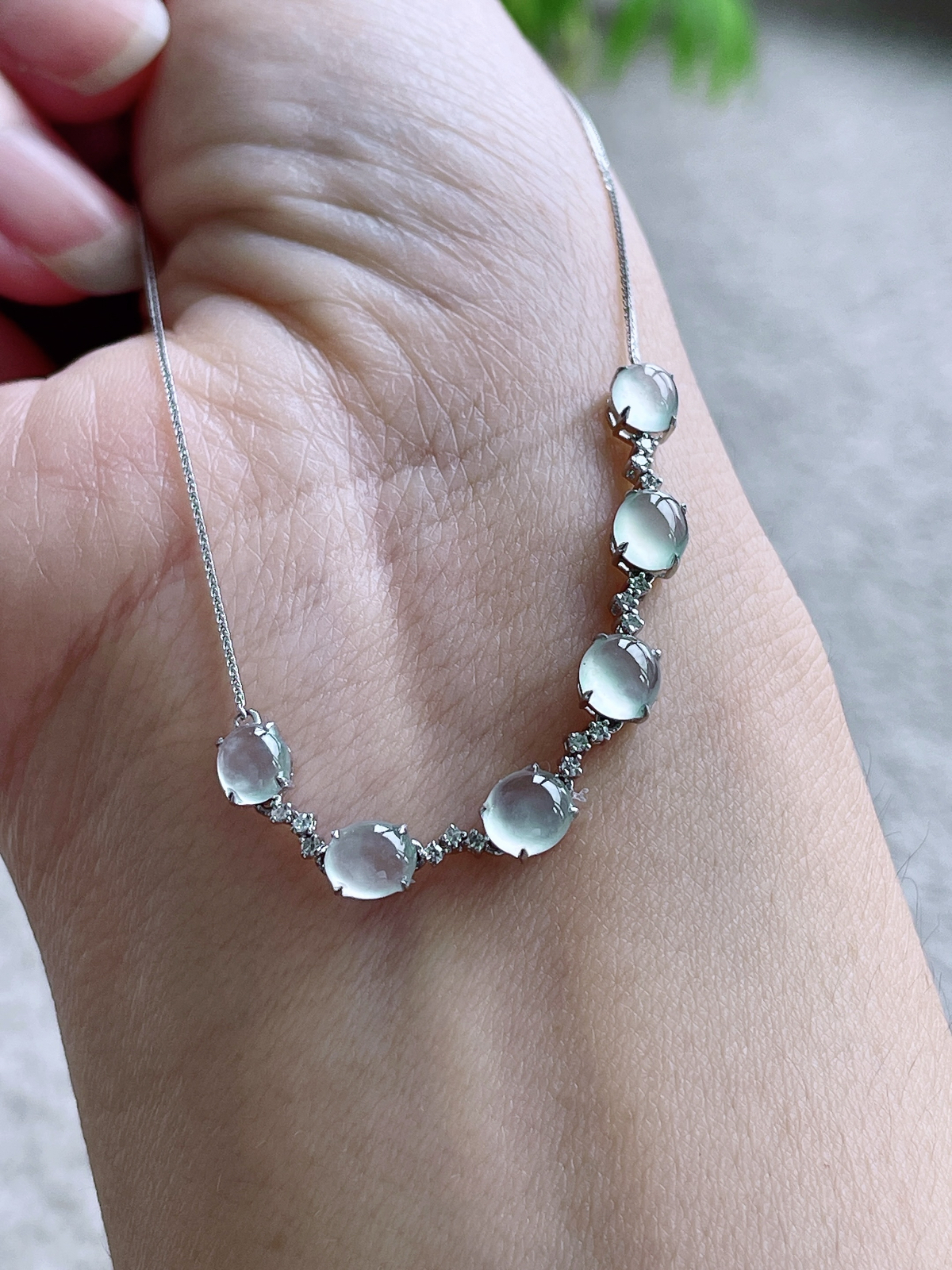 【镶嵌】冰蛋面项链
【说明】缅料 18k金镶嵌 性价比高  
【裸石】5.6-5.1-2.6..