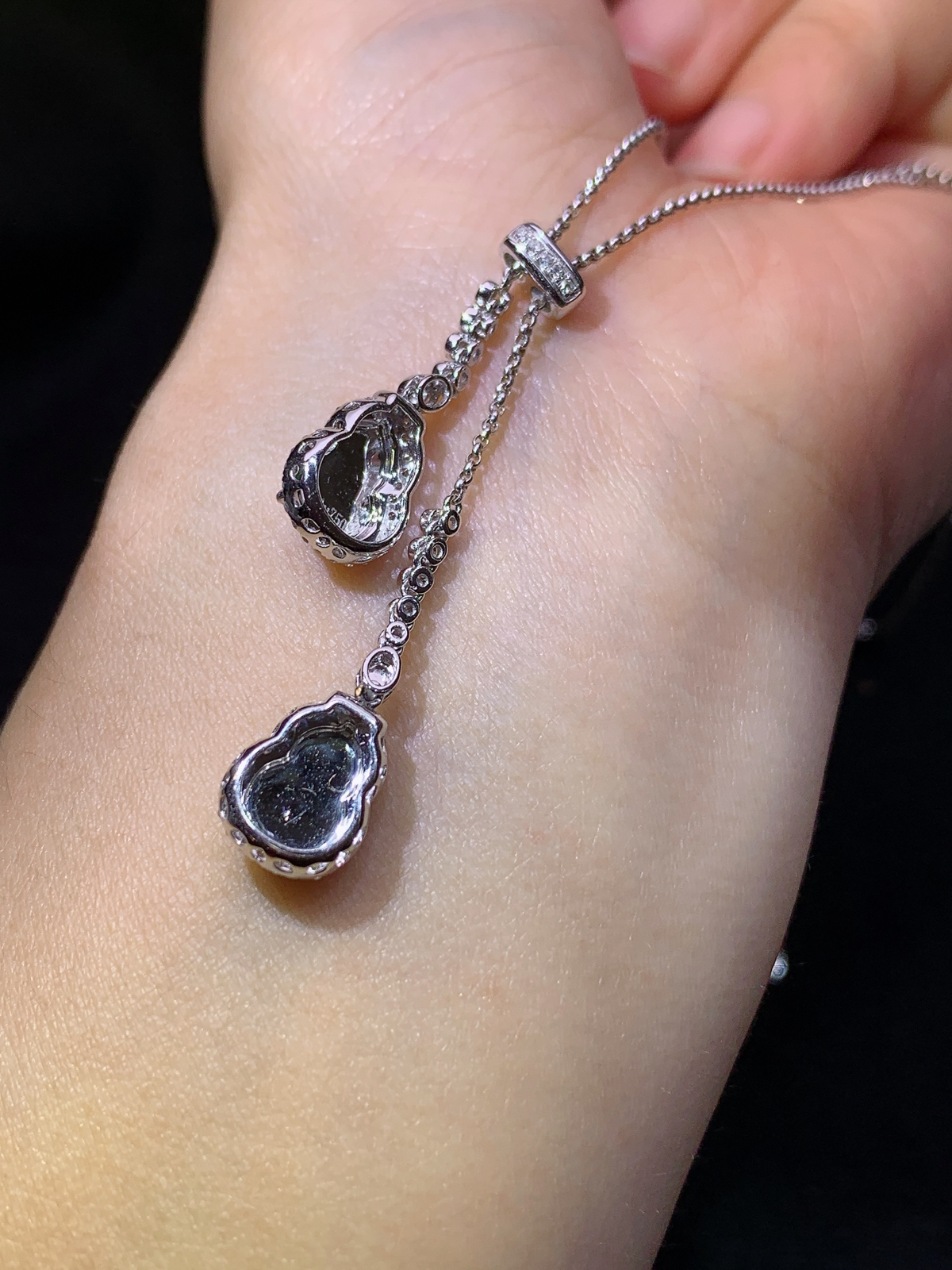 冰阳绿葫芦锁骨链，18k金镶嵌，款式精美，冰润色阳，种水足，Ff 尺寸8.7*5.9*2.2