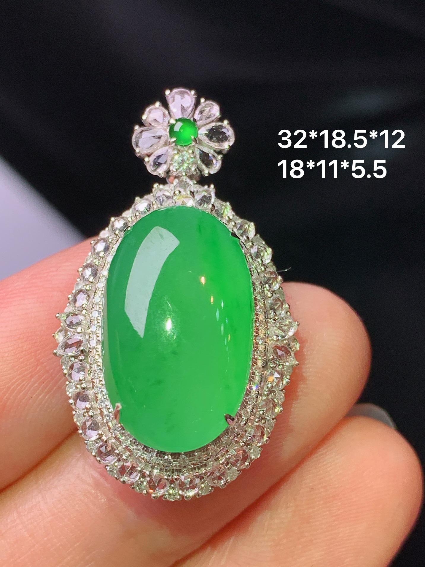 18k金钻镶嵌满绿蛋面吊坠 玉质细腻 色泽艳丽清新 水润亮眼 整体尺寸32*18.5*12c5