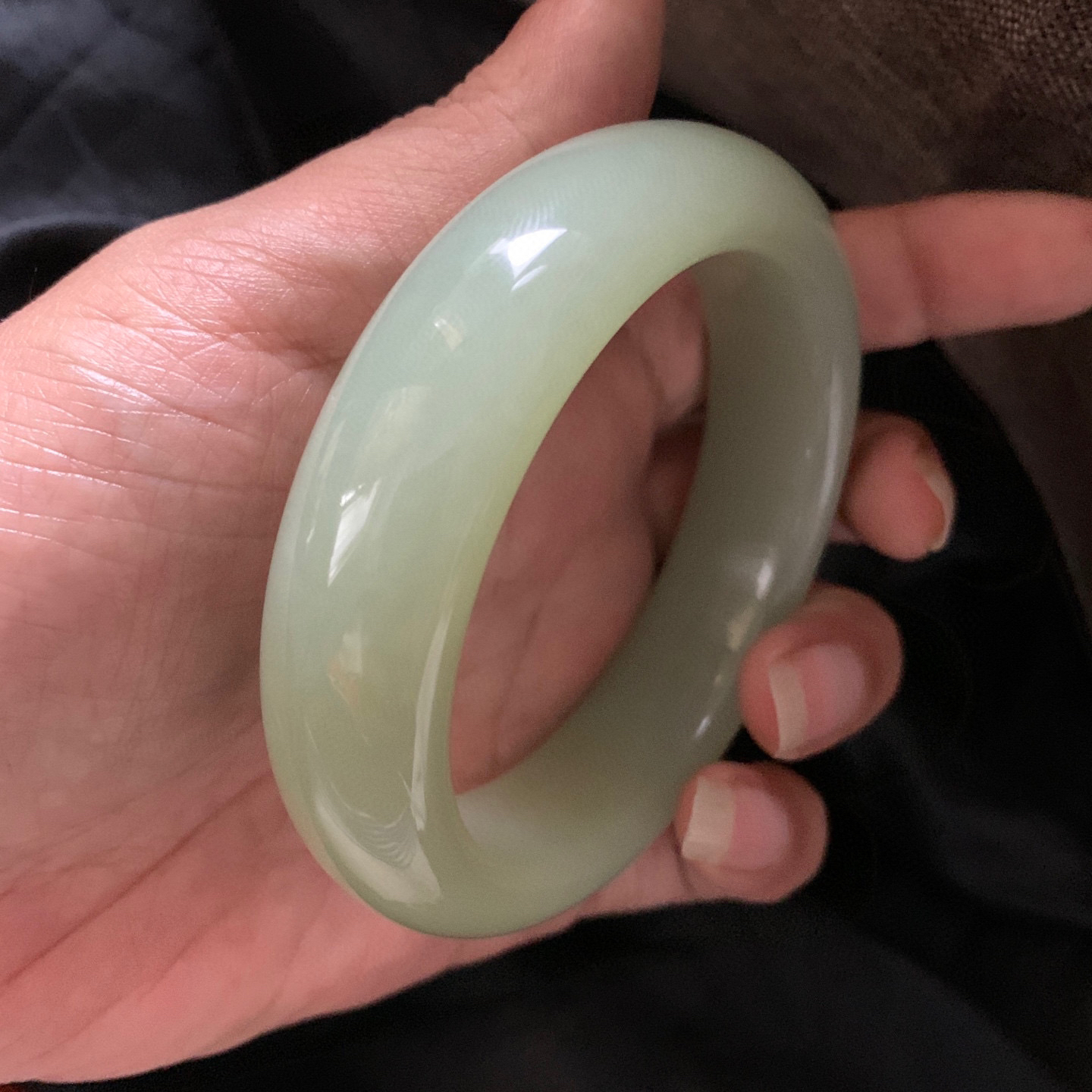 64.5圈口和田玉清水色手镯，和田玉64.5圈口手镯，镯型古朴典雅。在诗情画意的雨巷相遇，你是我腕间