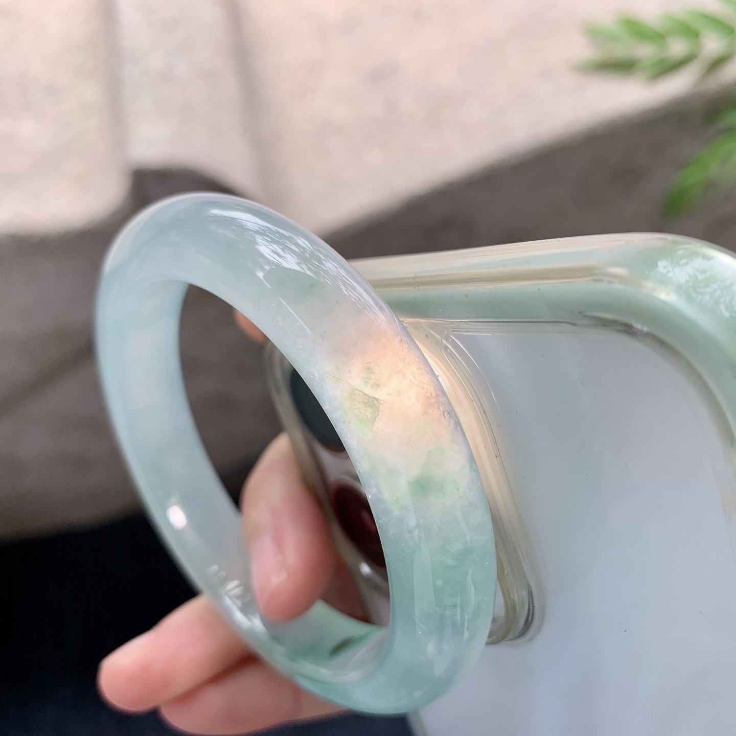 正圈54 55【圈口】55.4/11.7/8.8【编码】HT012220【描述】冰种飘绿，清透，水润，种老，细腻，打灯有絮线