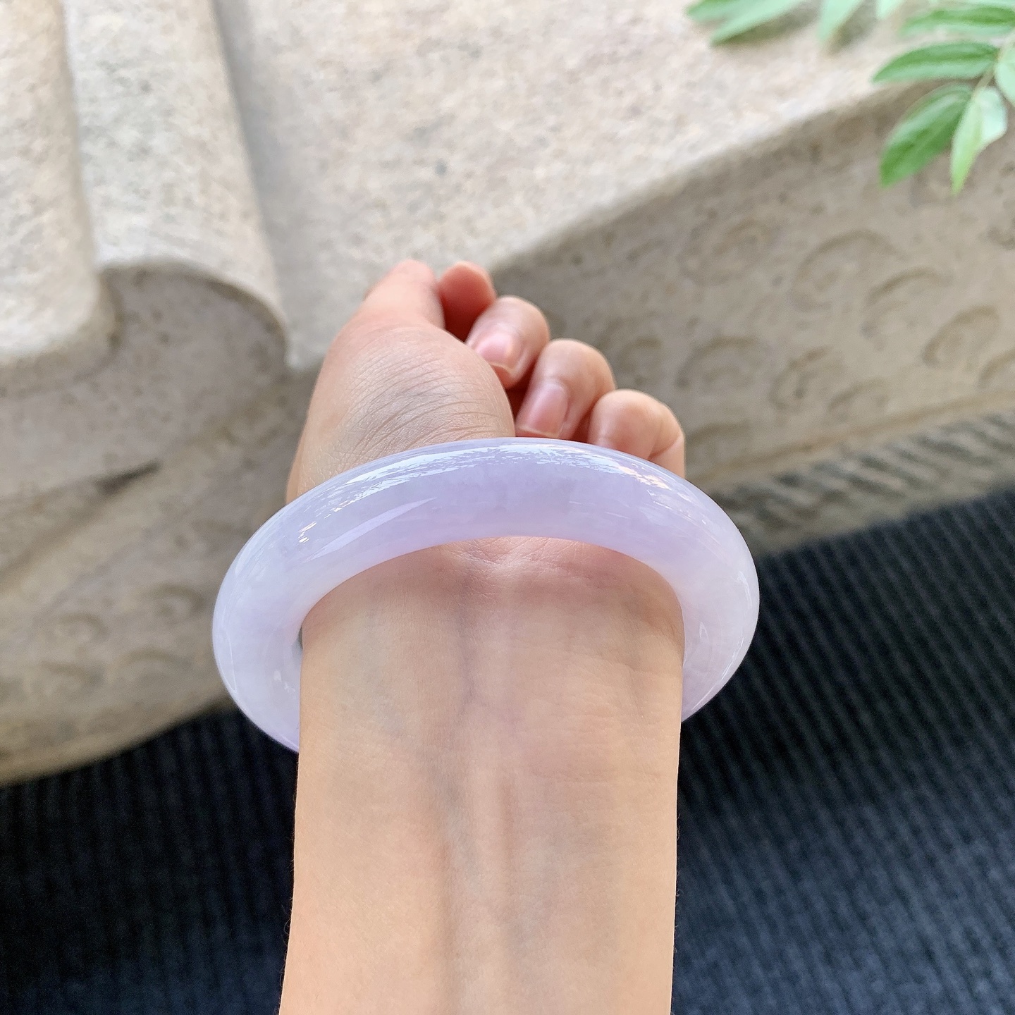 圆条55 56【圈口】56.2/12.4/11.7【编码】A1011364【描述】糯冰紫罗兰，水润，种老，细腻，打灯有晶体线