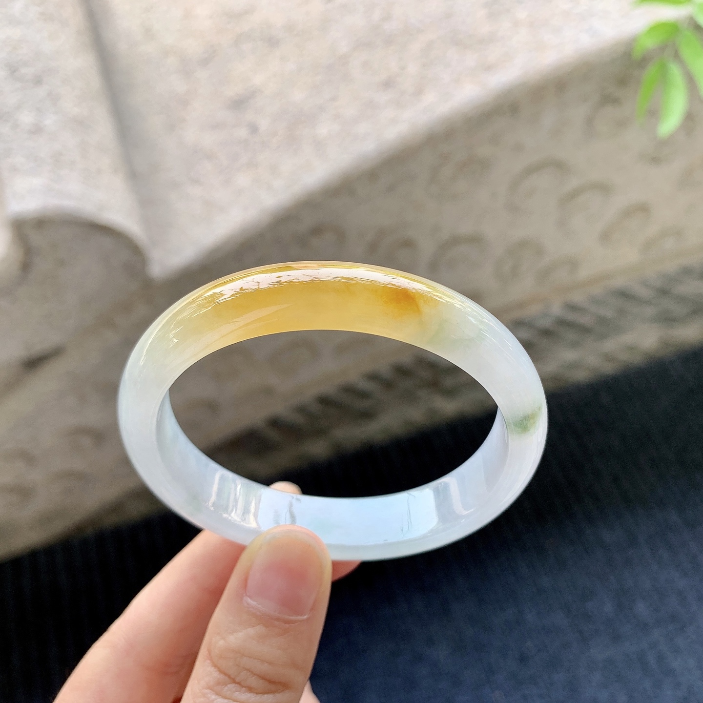 贵妃52 53 圈口54.6/46.7/11.6/7 糯冰黄翡，飘花，水润，种老，细腻，打灯有棉线YT032065