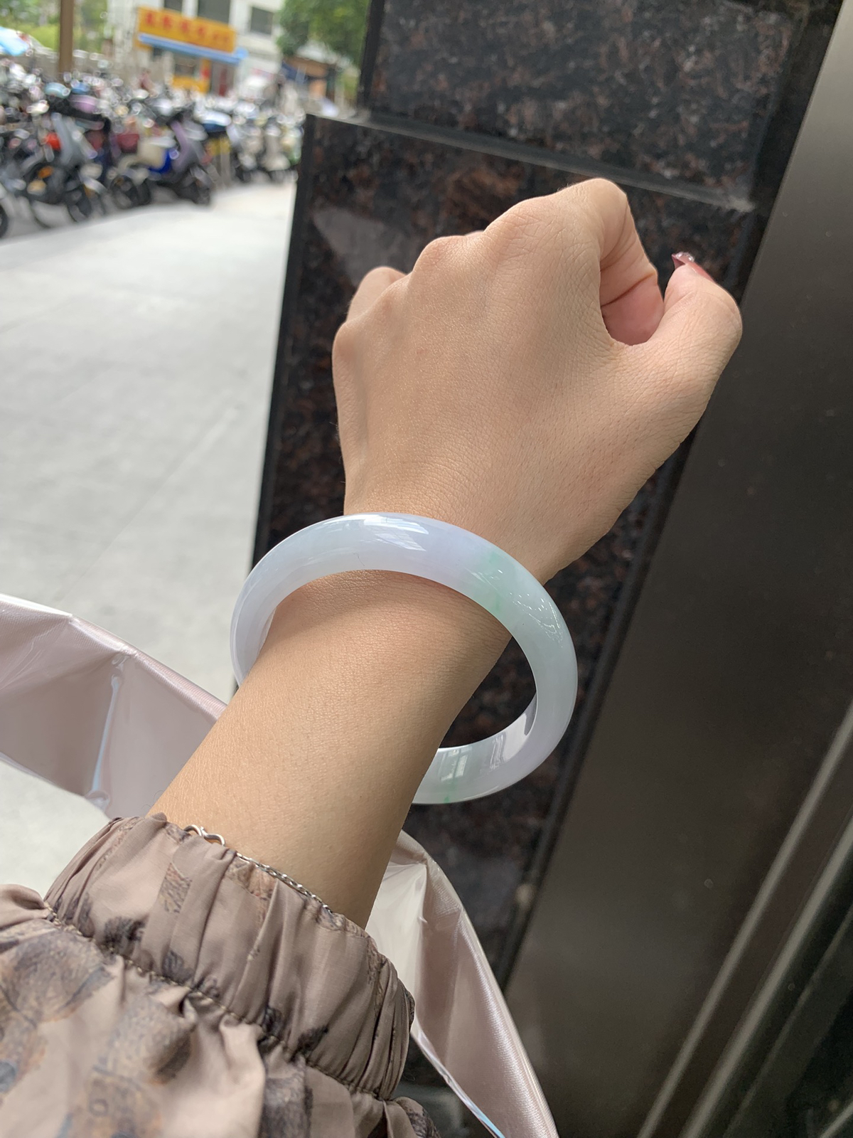 淡春彩正圈59-7.8-13.5淡淡粉底飘绿花，宛如春天的繁华。在岁月的长河流转中绽放着独特的魅力，气质温婉而迷人。