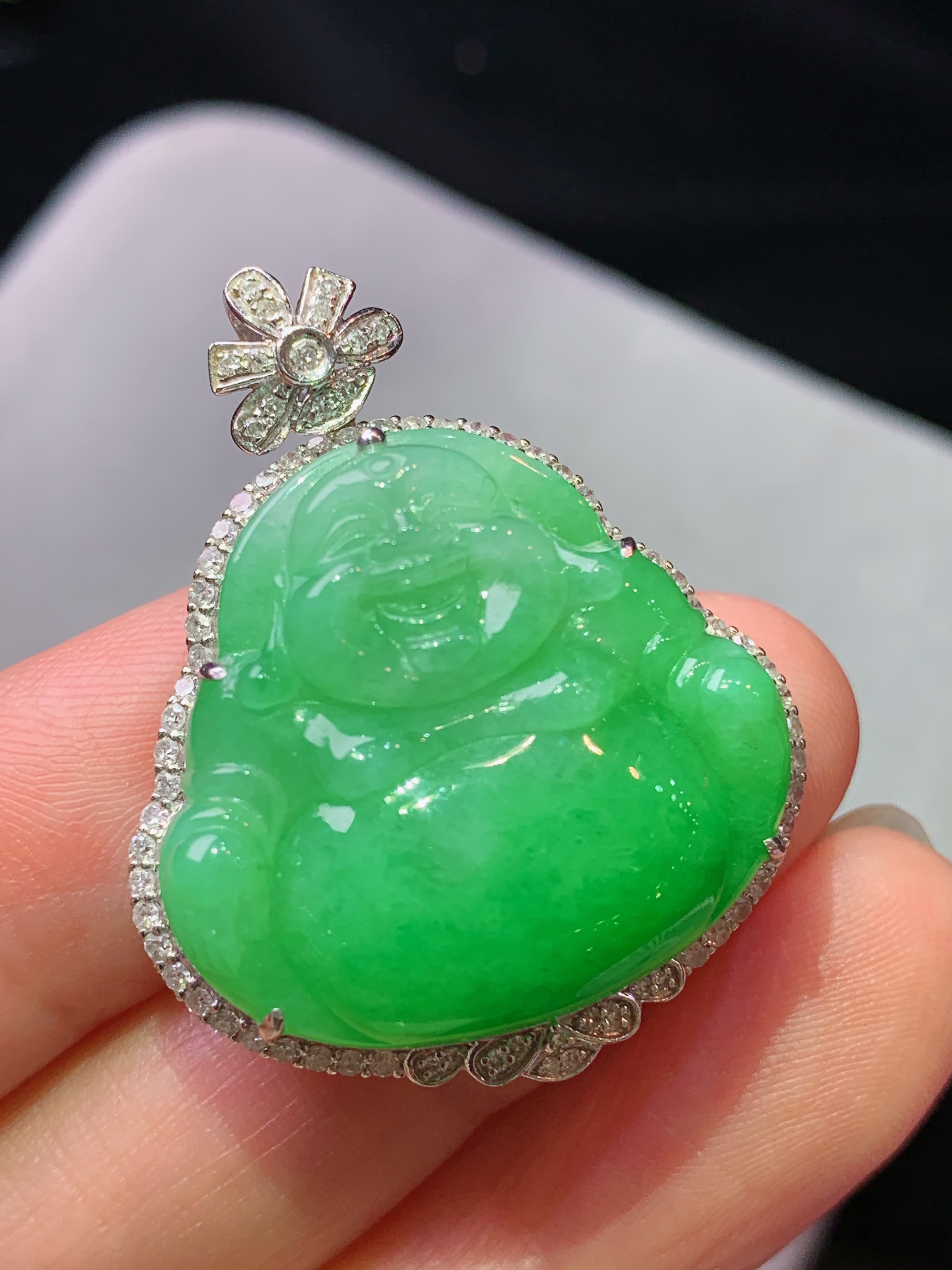 18k金钻镶嵌翠绿佛公吊坠 玉质细腻 色泽艳丽清新 水润亮眼 整体尺寸34*24.2*9.6b1