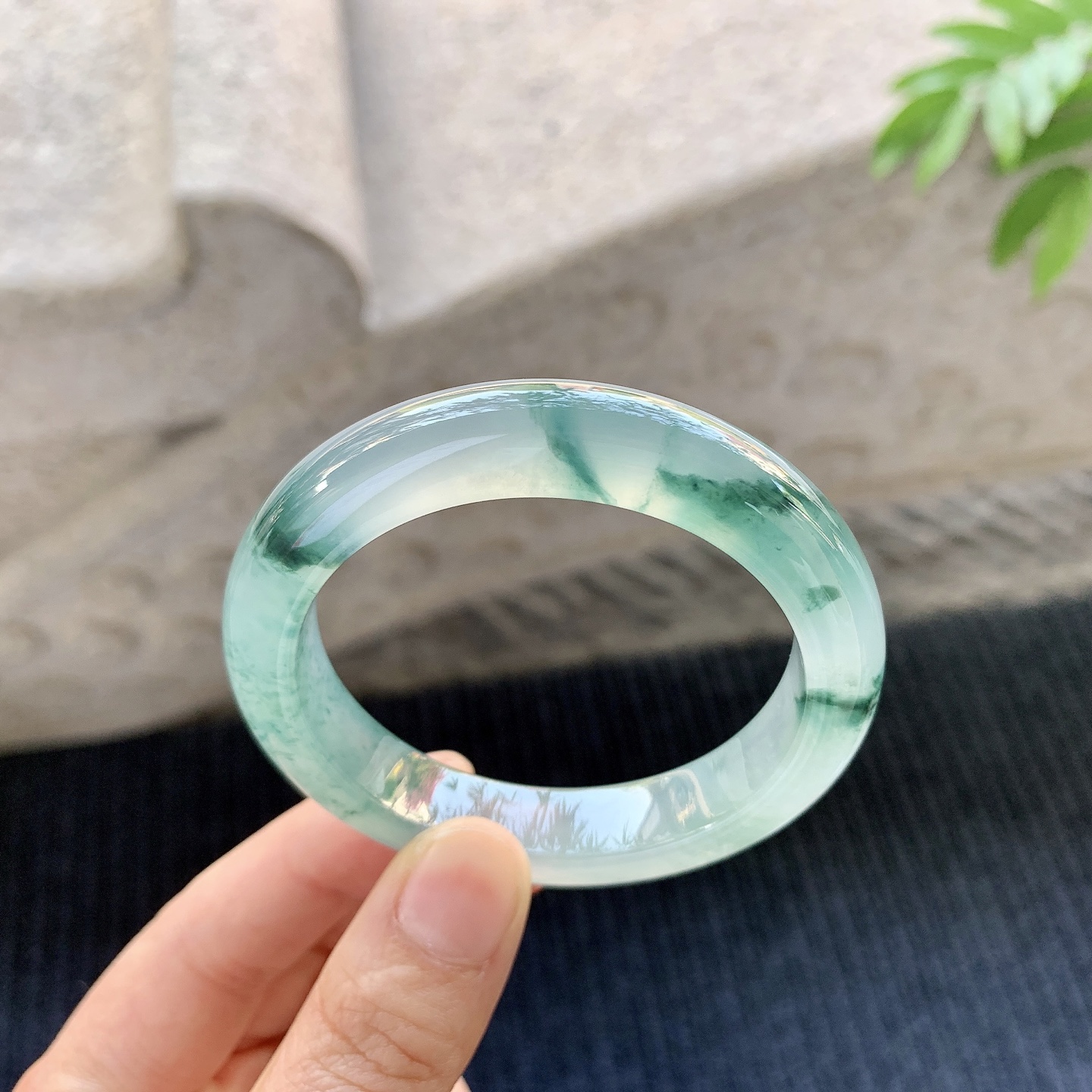 正圈50 51【圈口】51/11.1/8.6【编码】A1011260【描述】冰种飘花，清透，水润，种老，细腻，无裂