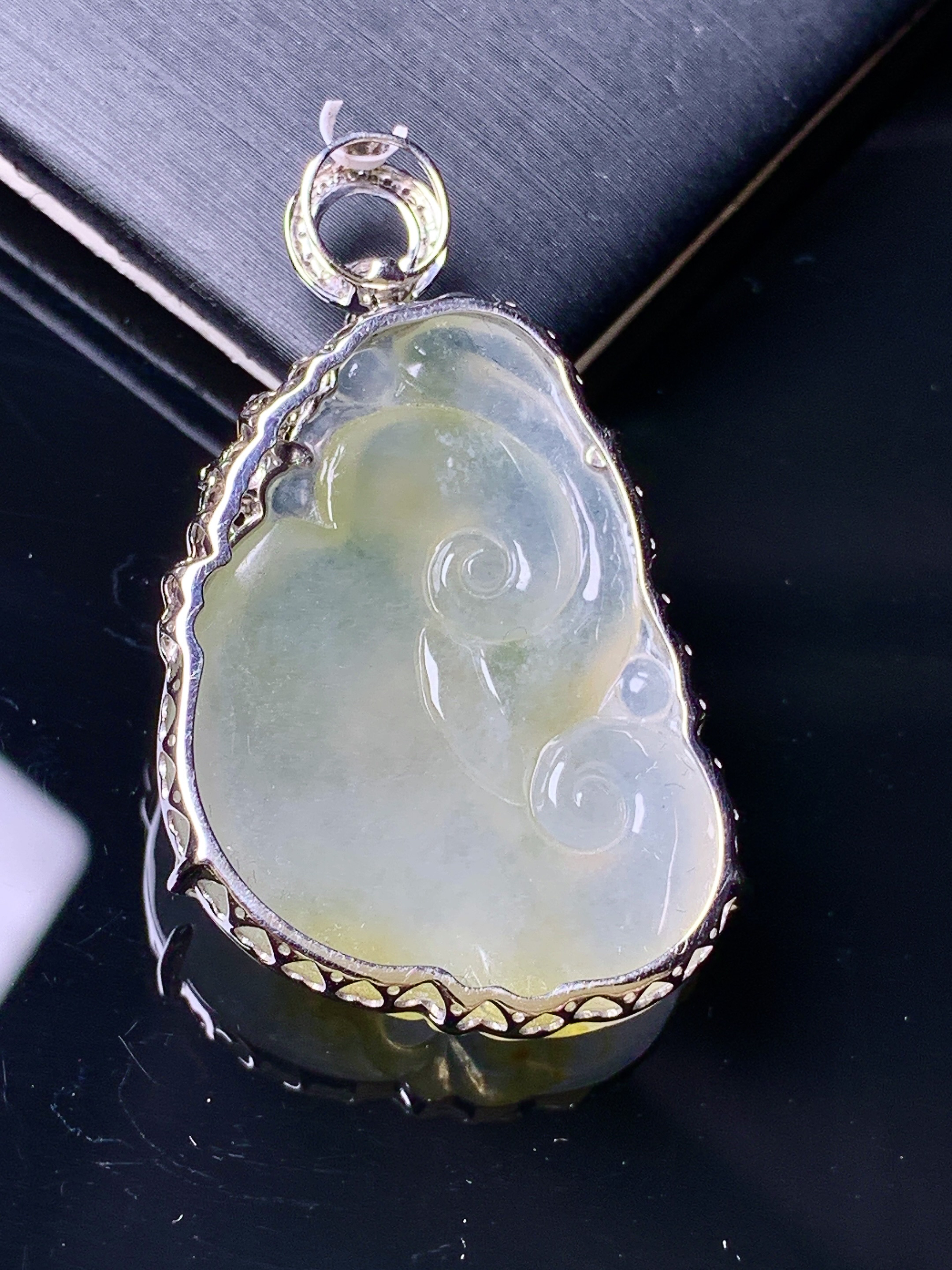 18k金钻镶嵌冰种飘黄翡如意吊坠 玉质细腻 色泽艳丽清新 水润亮眼 整体尺寸39.5*23.8*8.8b1