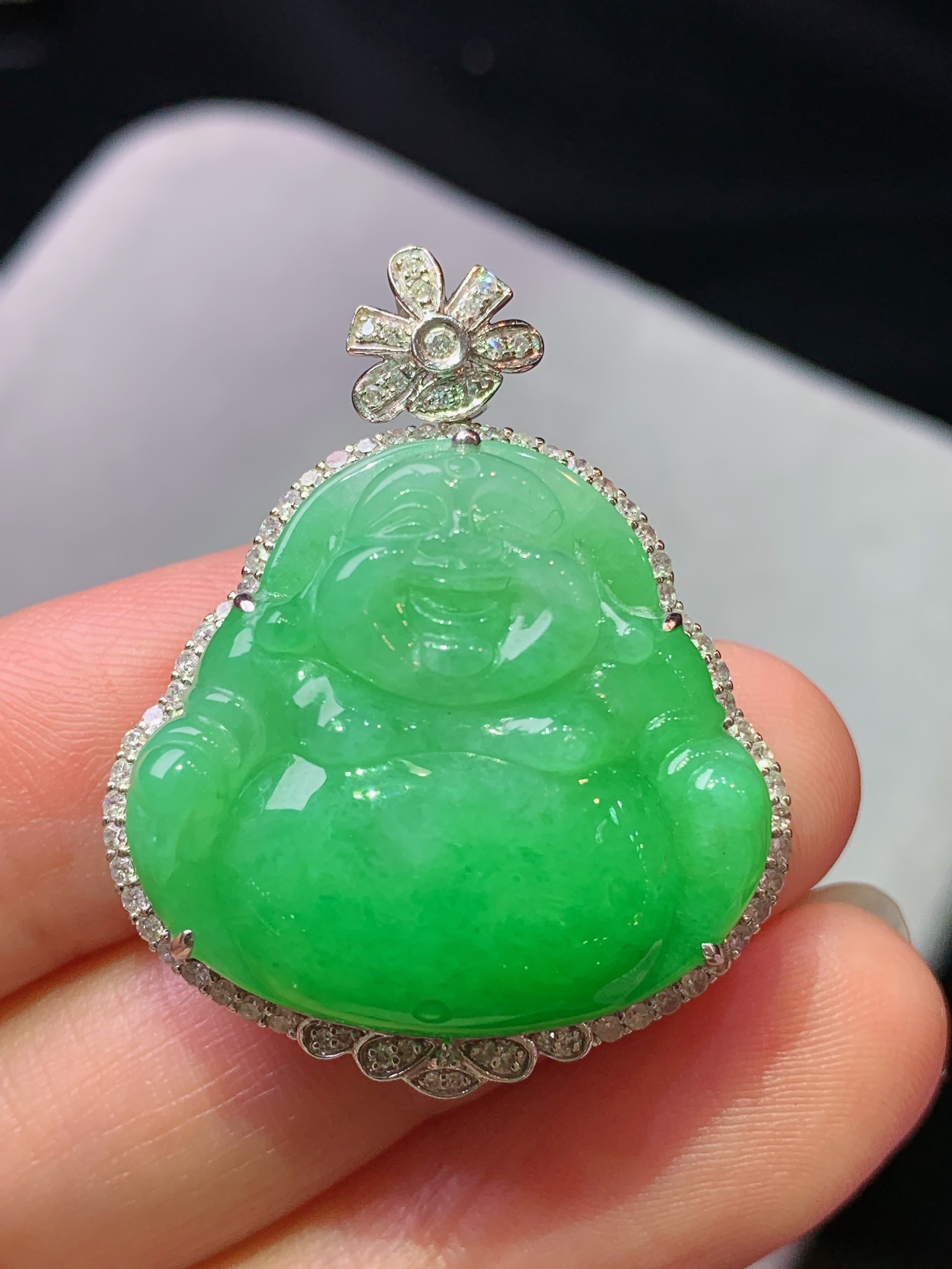 18k金钻镶嵌翠绿佛公吊坠 玉质细腻 色泽艳丽清新 水润亮眼 整体尺寸34*24.2*9.6b1