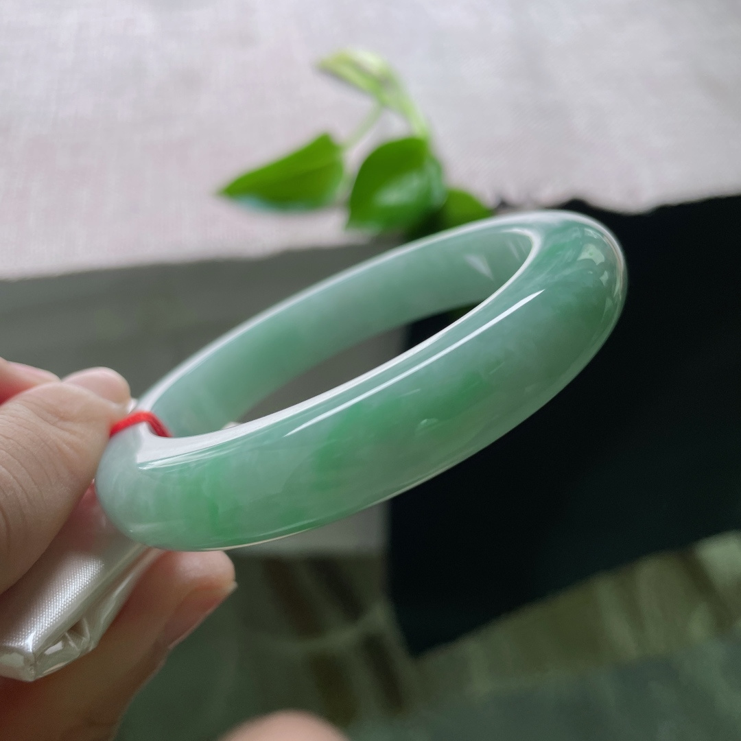 56/11.9/9.9，绿底正圈，镯型厚装饱满，细润，清新自然，活力满满，无裂，ss50572a