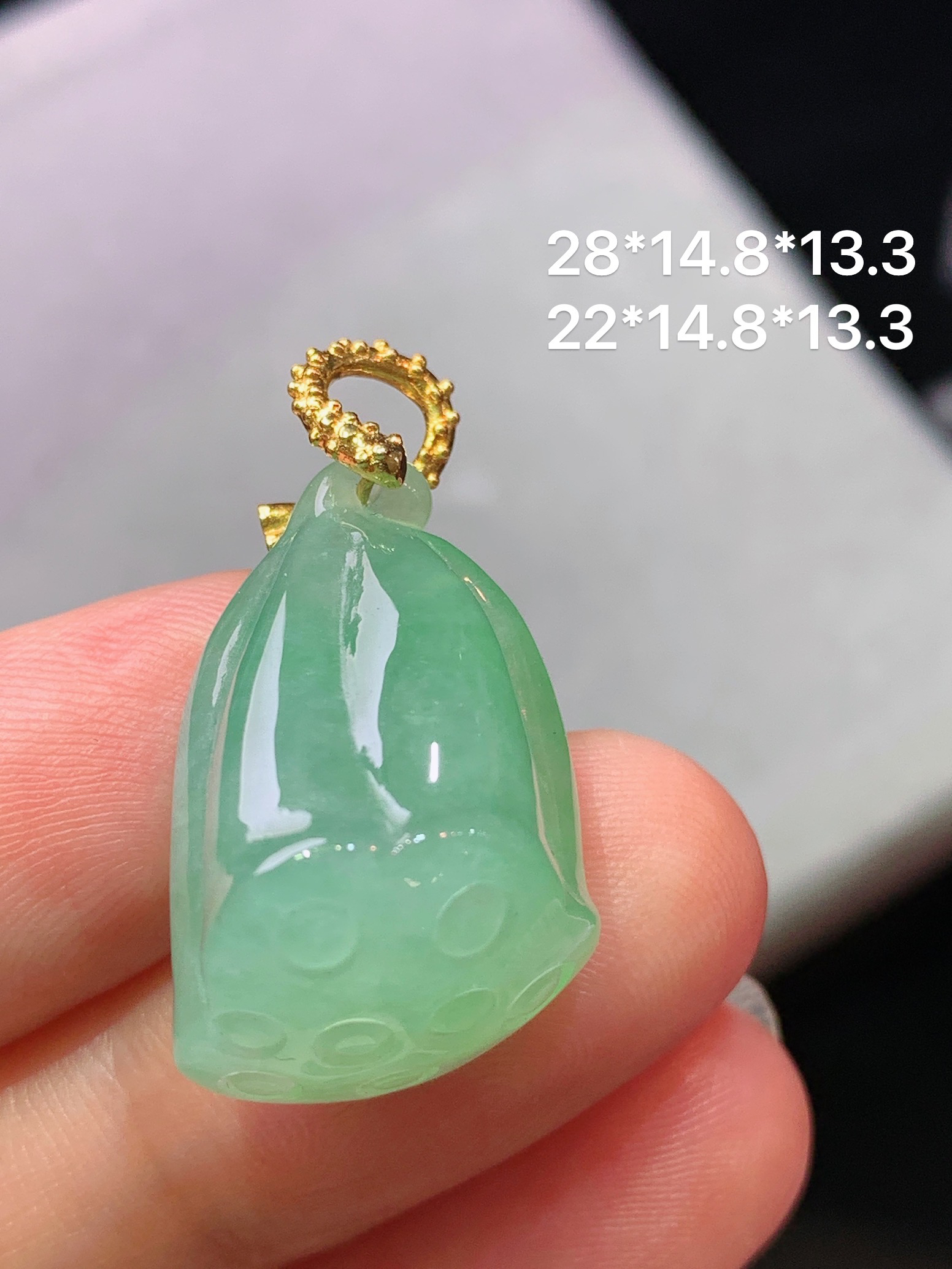 18k金镶嵌冰种浅绿莲蓬吊坠 玉质细腻 色泽艳丽清新 水润亮眼 整体尺寸28*14.8*13.3m1