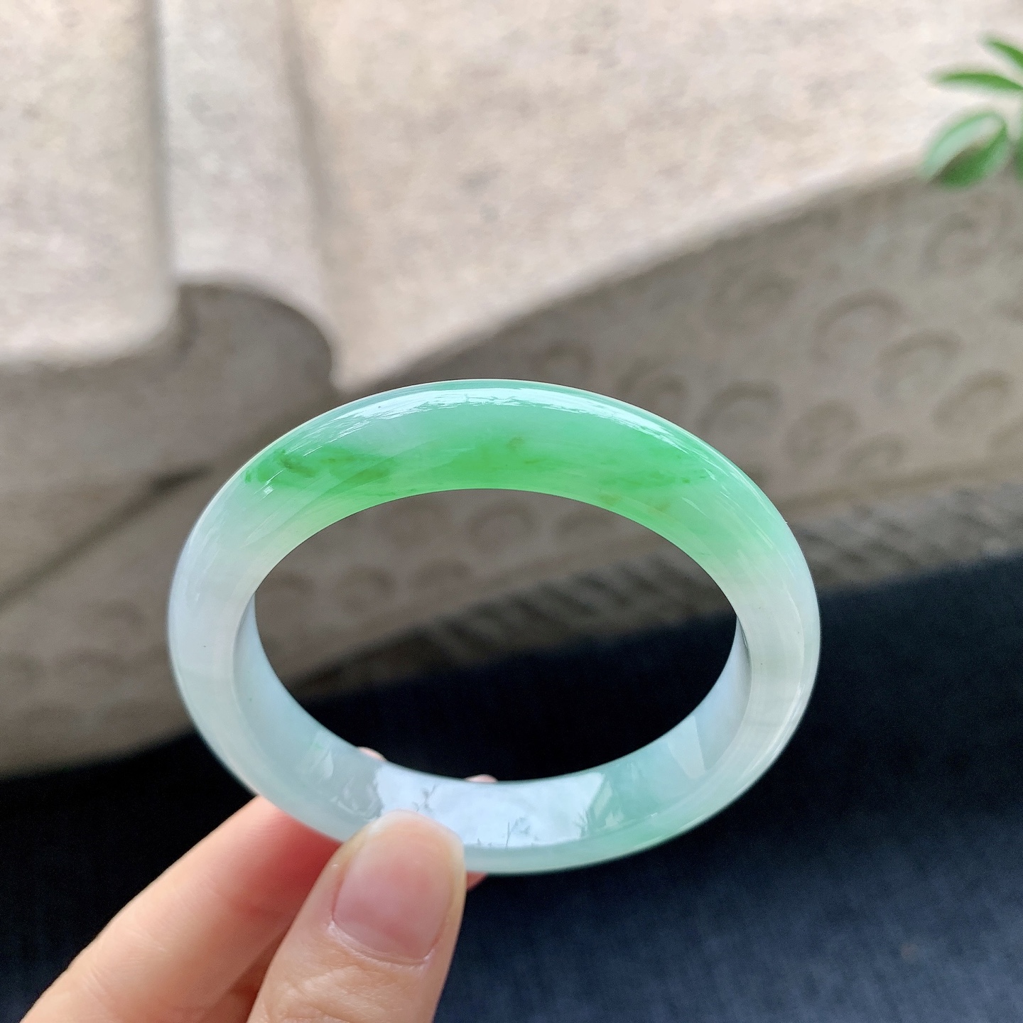 正圈50 51【圈口】51.4/10.8/7.8【编码】YT031122【描述】冰糯飘绿，水润，种老，细腻，打灯有絮线