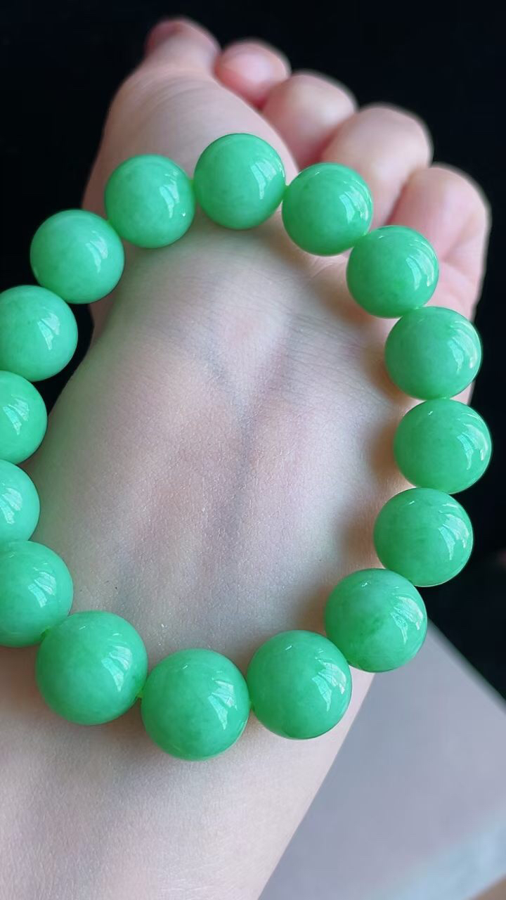 【翡翠名称】老坑种满色阳绿圆珠手串手链
【翡翠尺寸】平均12.3mm/颗
【翡翠描述】宝贝种老水足，玉质细腻，色泽靓丽，性价比高，佩戴效果好！
【其它赠送】权威证书/精美挂绳盒子/支持全国复检