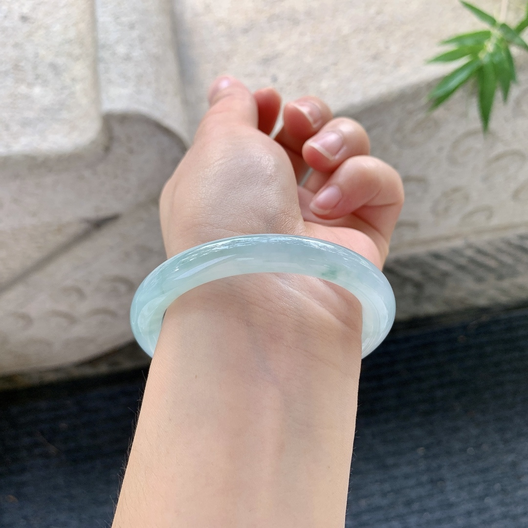 圆条50 51【圈口】51.2/8.6/8.2【编码】FL101429【描述】冰糯晴蓝，水润，种老，细腻，有纹线