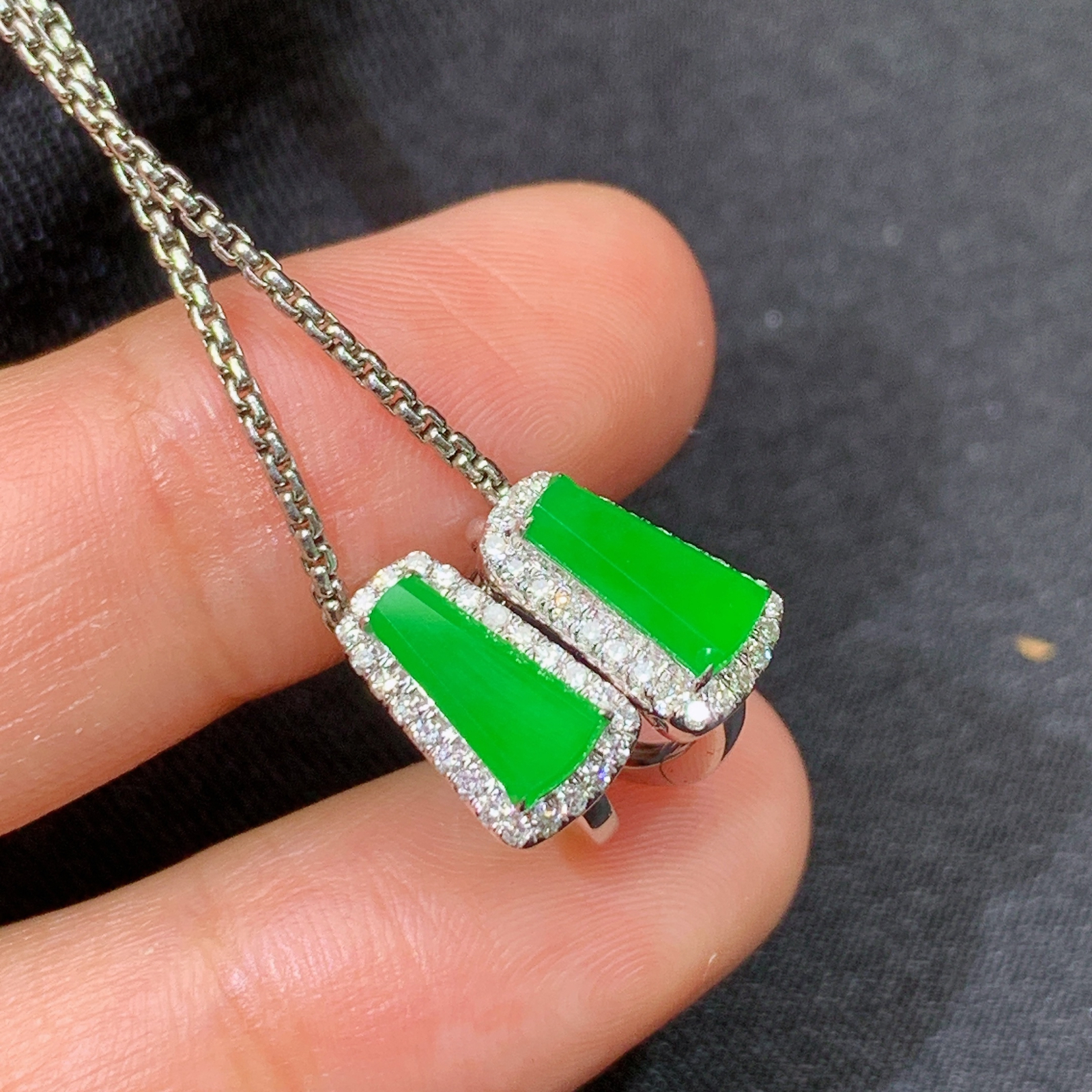 阳绿无事牌耳扣，18k金镶嵌，简约时尚，冰润色阳，种水足，Ff 尺寸8.3*4.2*2