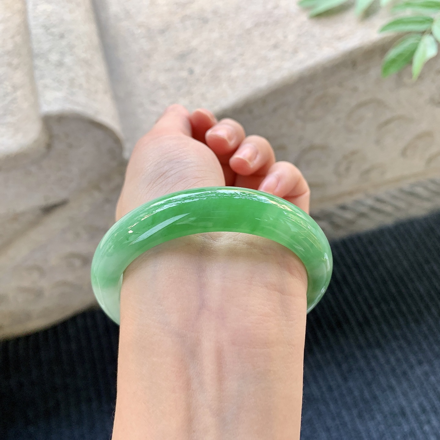 正圈55 56【圈口】56/12.7/8.2【编码】A1011163【描述】冰糯辣绿，水润，种老，细腻，无裂