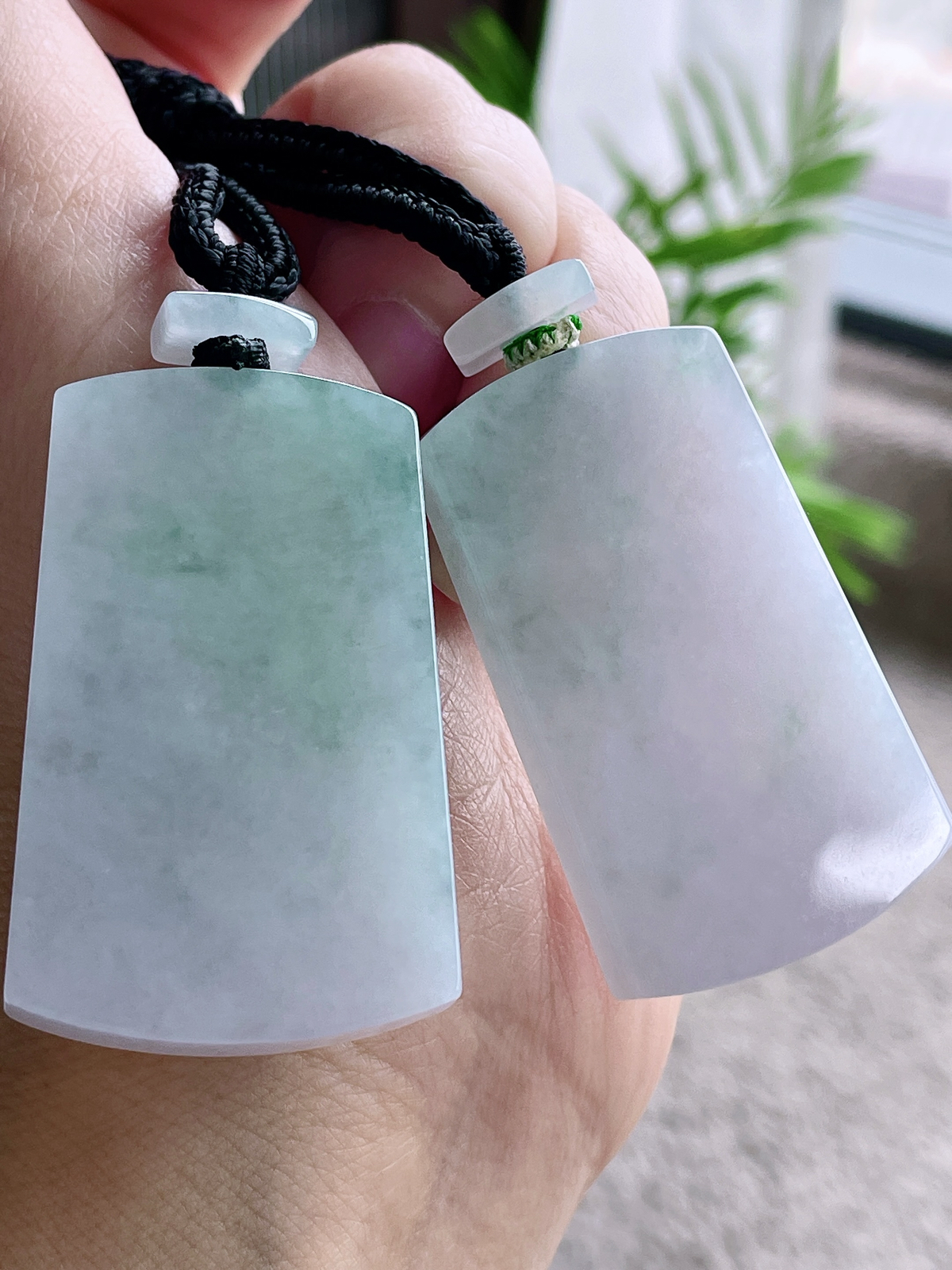 【裸石】冰飘花无事牌吊坠一对
【说明】缅料 性价比高  
【尺寸】左49.5-30.5-5.7右4